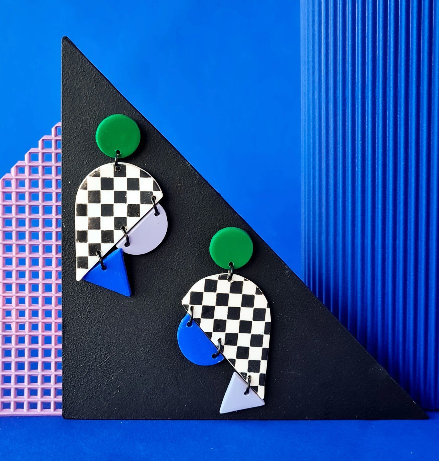 Kleurrijke, handgemaakte checkered oorbellen, beschikbaar in 3 kleurencombinaties. Lichtgewicht, dopamine statement Memphis Polymeerklei oorbellen