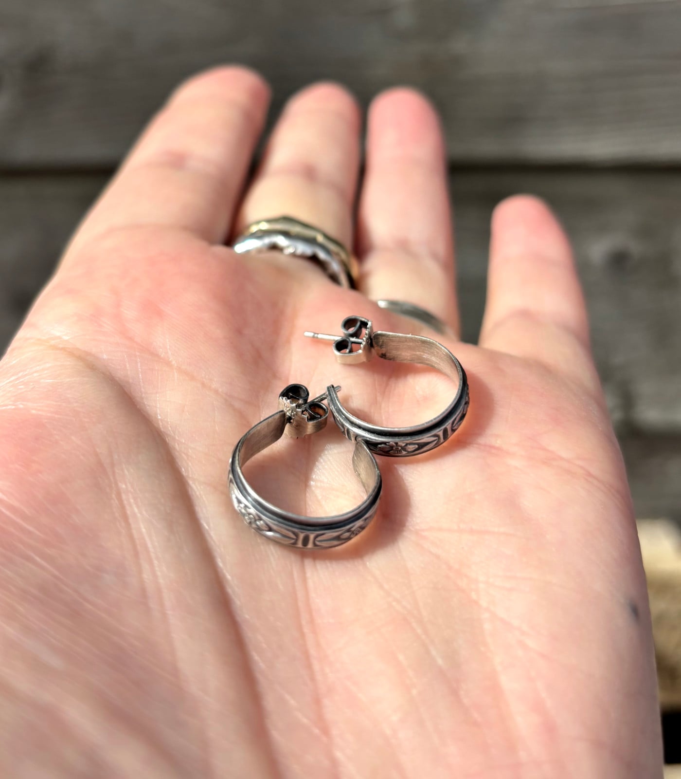 Handgemaakte sterling zilveren oorstekers – driekwart hoepel met vintage gravure