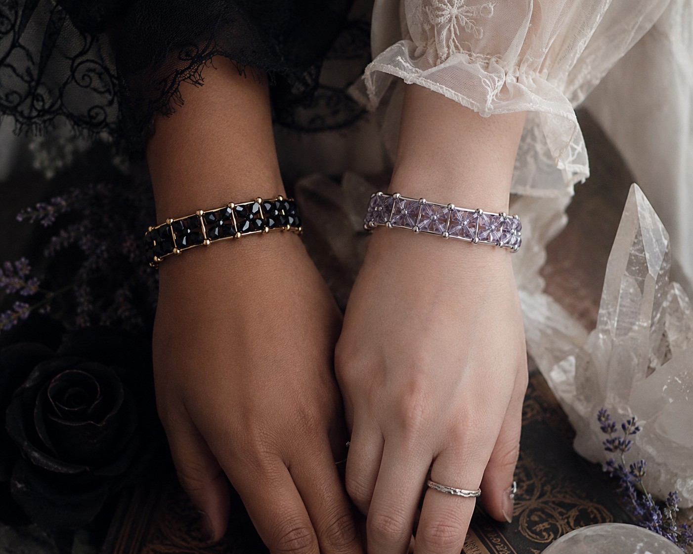 Gouden schaduw & Maanlicht, statement armband met glas kristallen