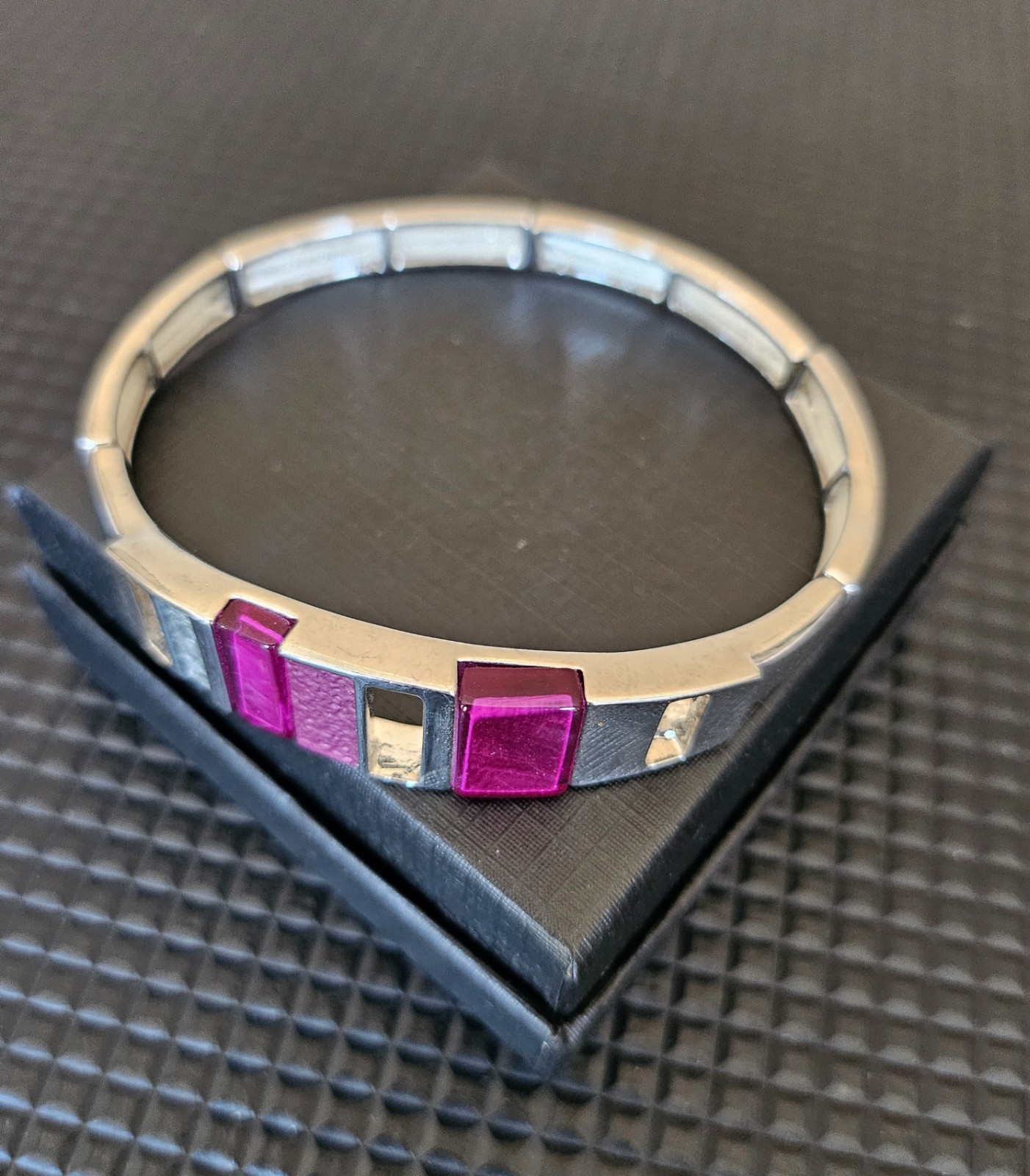 Zilverkleurige armband met roze details - 146622 Zilverkleurige armband met roze details