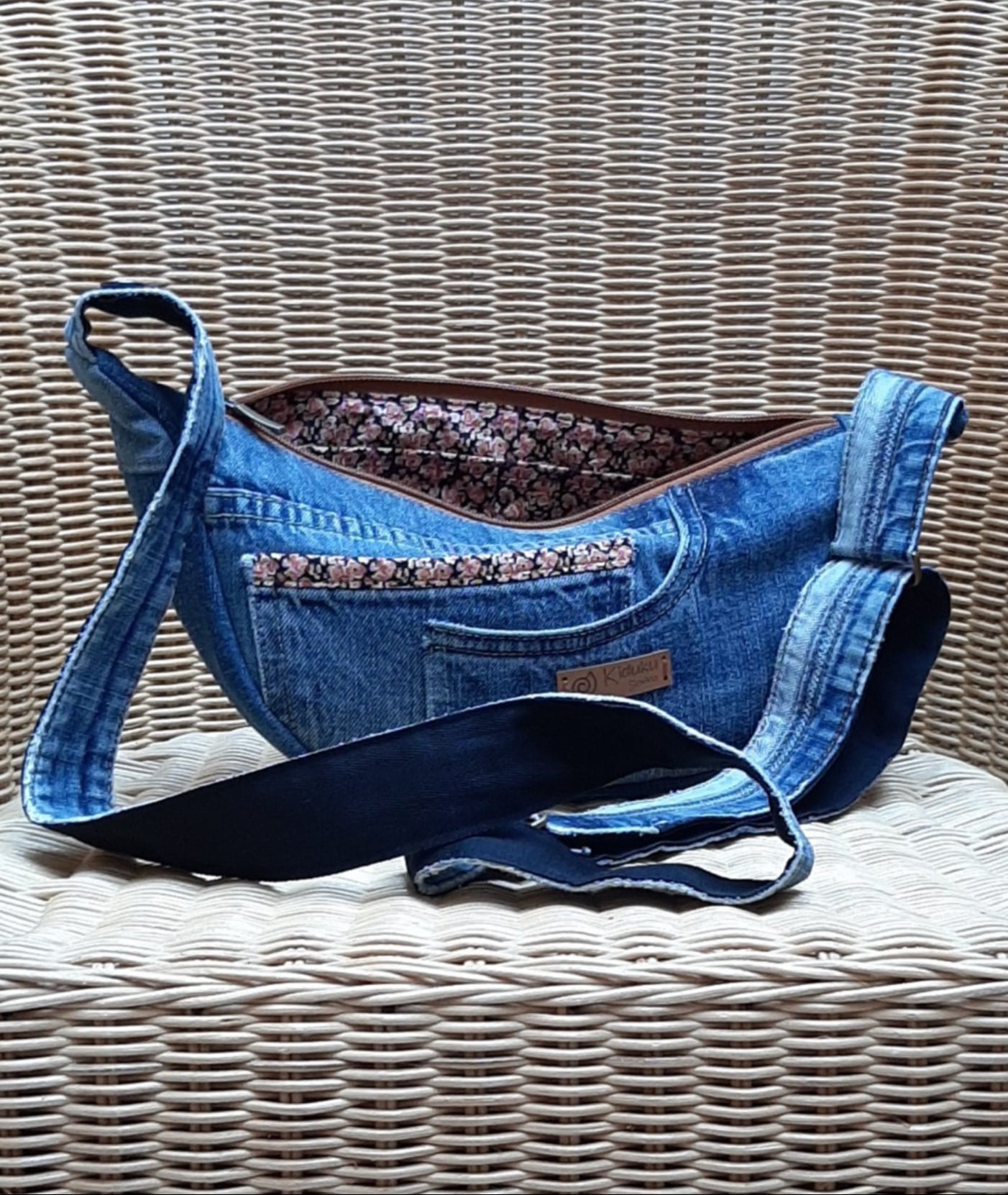 Denim slingbag / crossbodybag donker