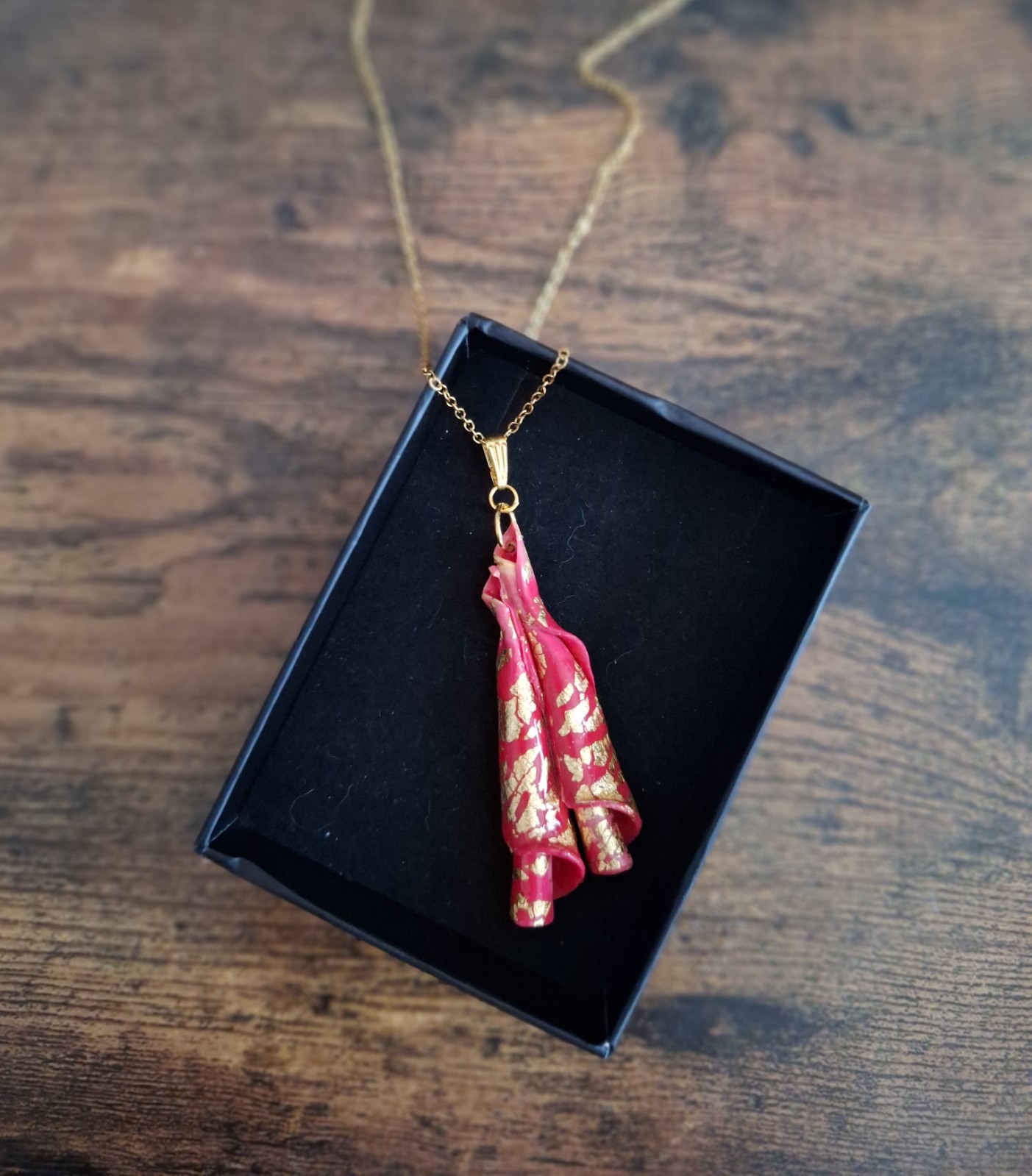 Rode statement hanger - handgemaakt sieraad - speciaal geschenk voor… - 135140 Rode statement hanger - handgemaakt sieraad - speciaal geschenk voor haar - artisanale hanger - unieke juwelen - "Harmony"