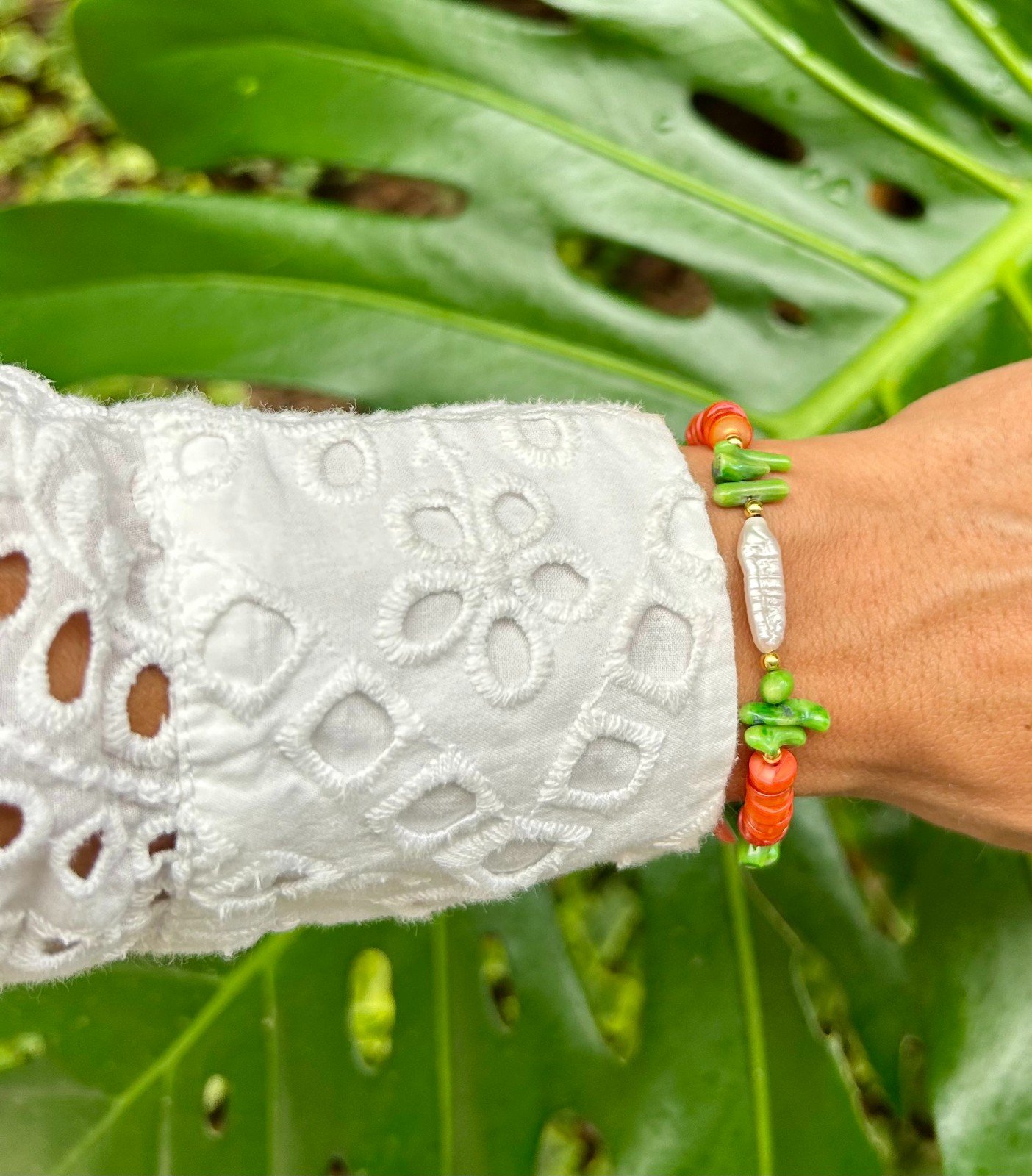 Handgemaakte tropische ocean armbanden met schelpkralen en zoetwaterparel