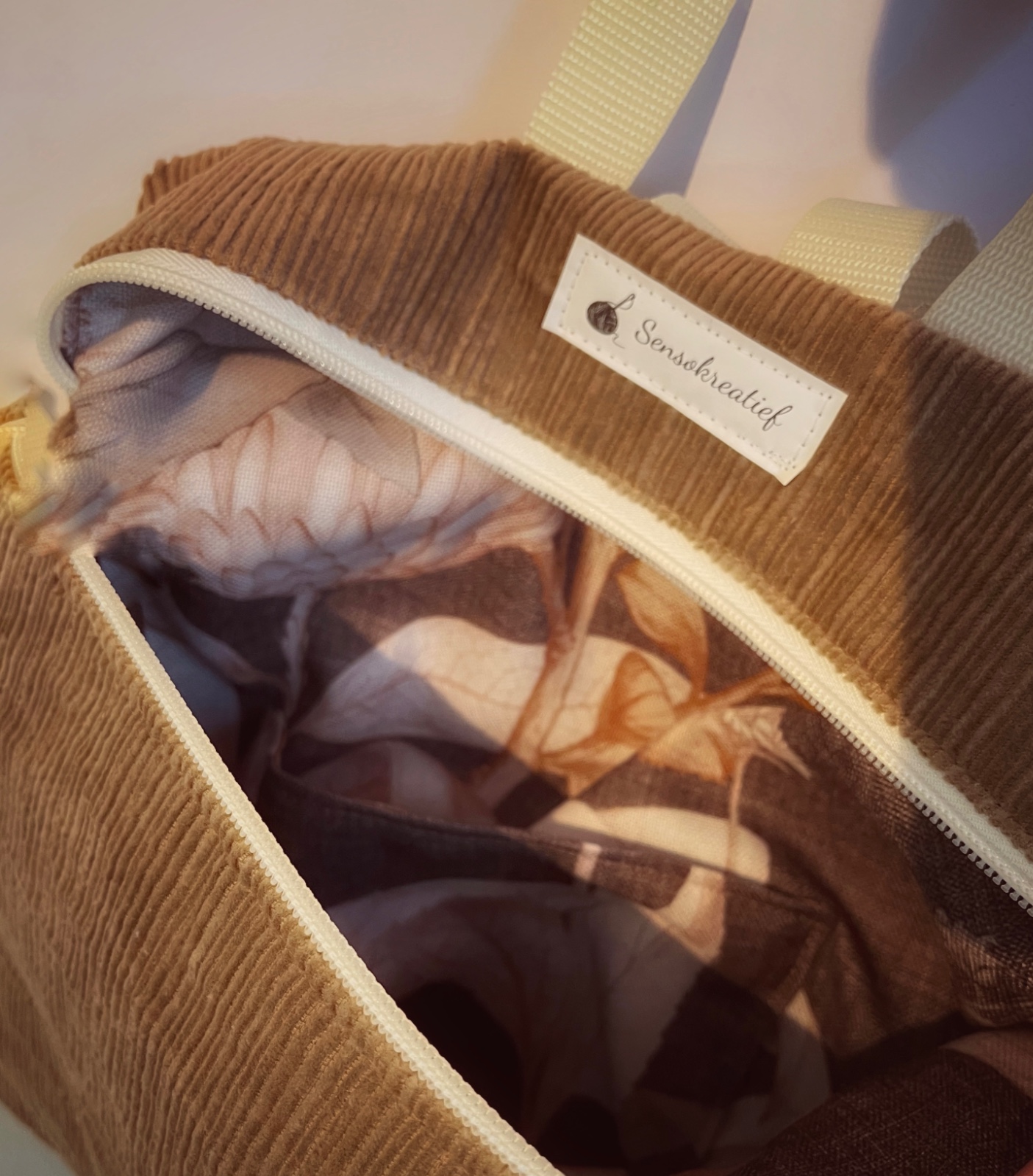 Rugtas van bruine corduroy stof