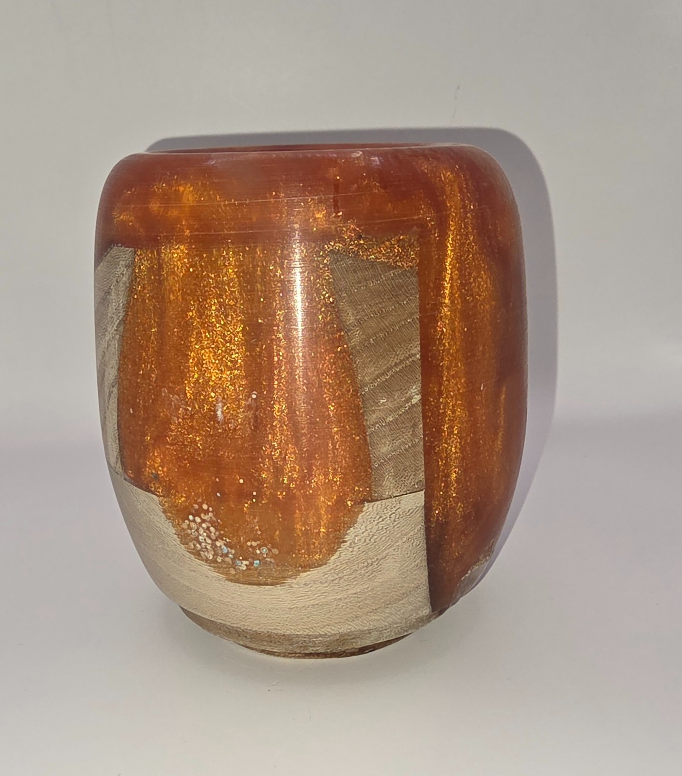 Vaas gemaakt van eikenhout en oranje/goudkleurig epoxy