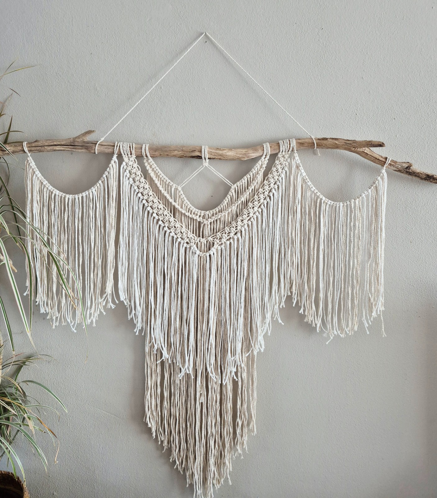 Crème kleurige macrame wandhanger. - 129565 Crème kleurige macrame wandhanger.