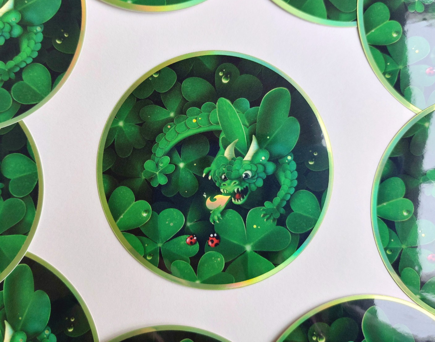 Klaverdraak sticker holografisch  8x8 cm (3x3 inch)