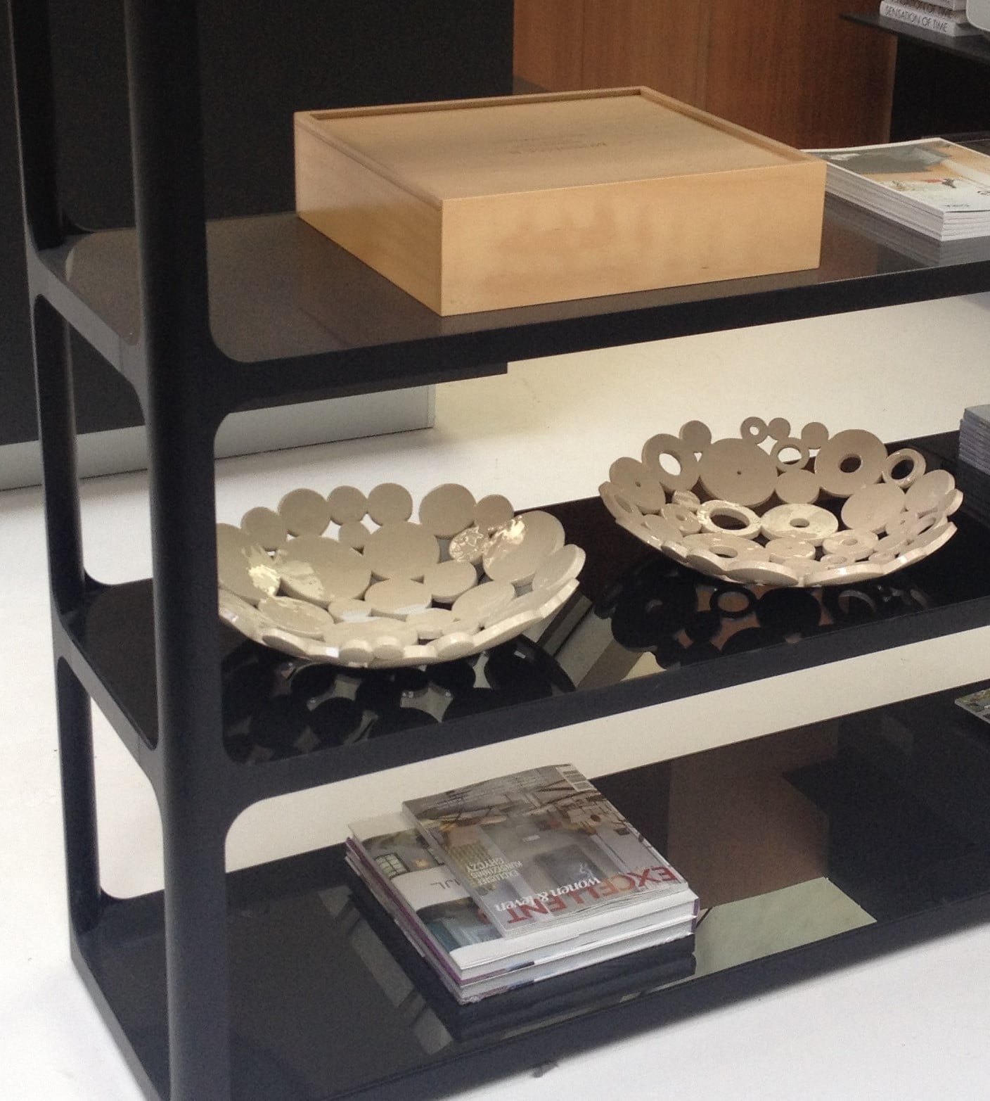 Handgemaakte schaal keramiek, gesigneerd en genummerd(Ø 40 cm) Nicol… - 109099 Handgemaakte schaal keramiek, gesigneerd en genummerd(Ø 40 cm) Nicolaas Maathuis (NIC-O)