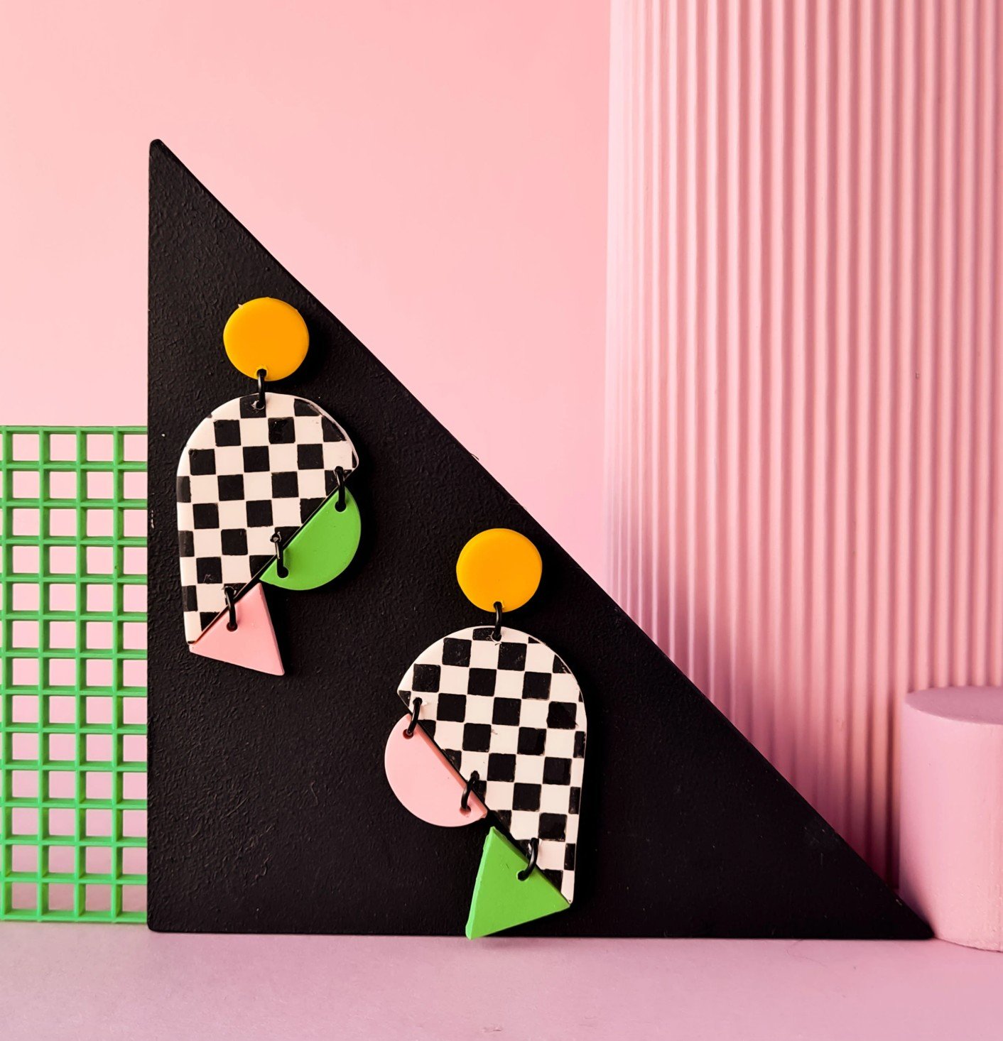 Kleurrijke, handgemaakte checkered oorbellen, beschikbaar in 3 kleurencombinaties. Lichtgewicht, dopamine statement Memphis Polymeerklei oorbellen