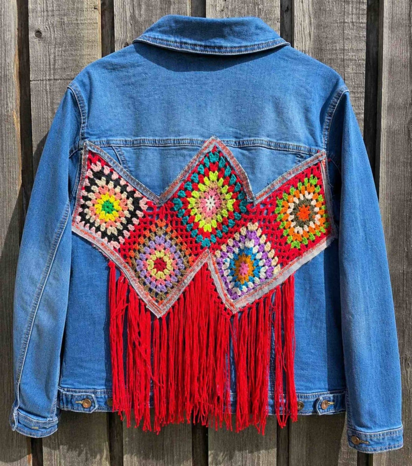 Upcycled Denim Jasje – Granny Squares & Rode Franjes – One of a Kind
