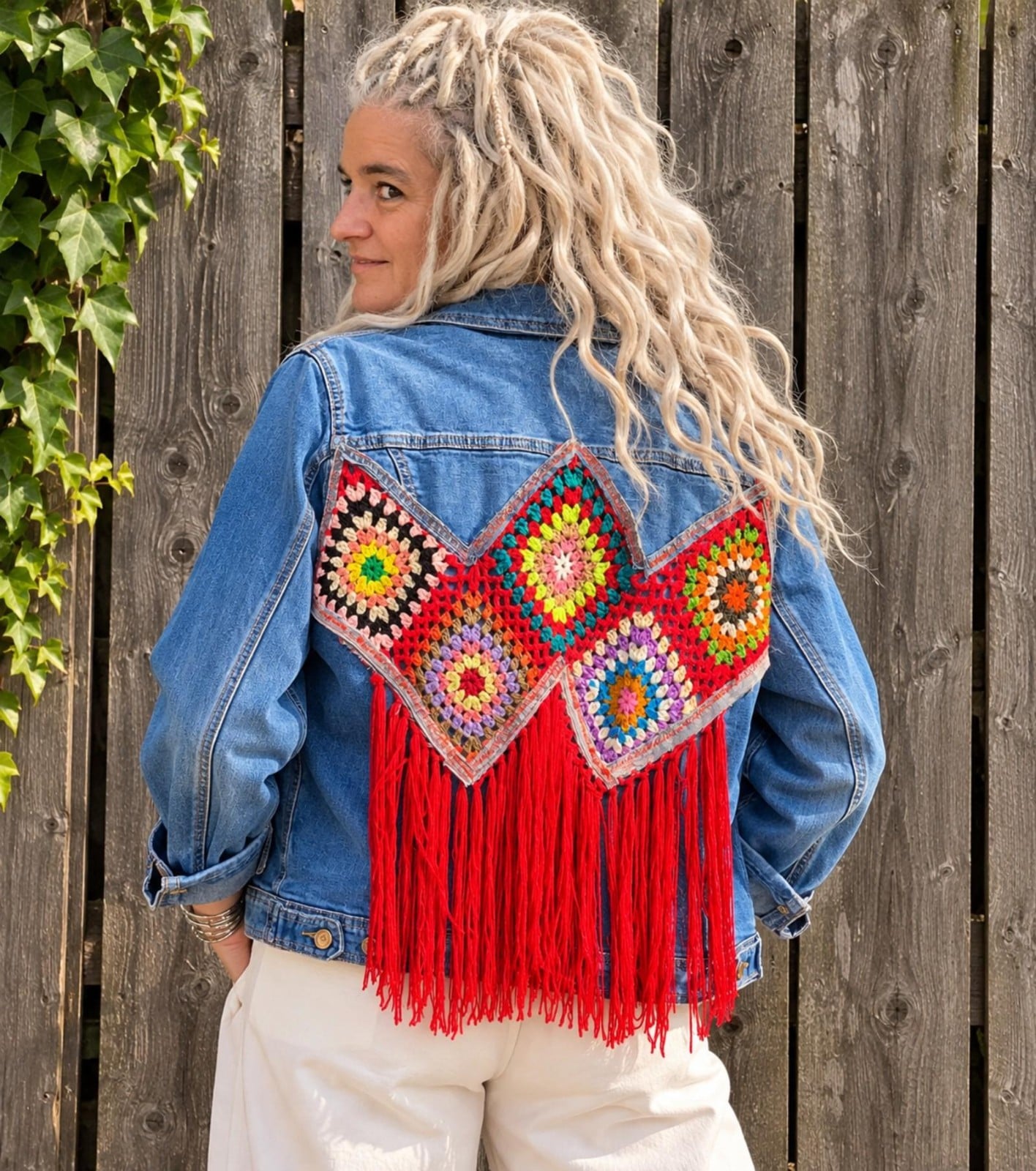 Upcycled Denim Jasje – Granny Squares & Rode Franjes – One of a Kind