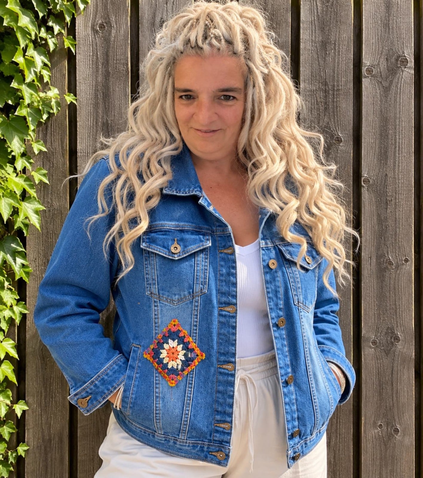 Upcycled Denim Jasje – Granny Squares & Rode Franjes – One of a Kind