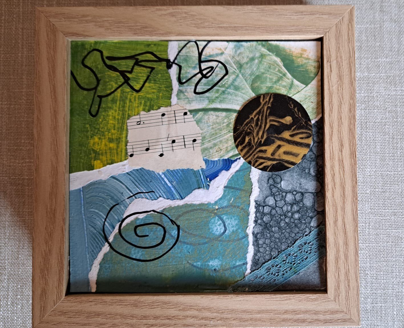 Kleine collage op spaarpotje, blauw geel - 67265.jpeg Kleine collage op spaarpotje, kleurstelling acrylverf blauw geel zwart wit