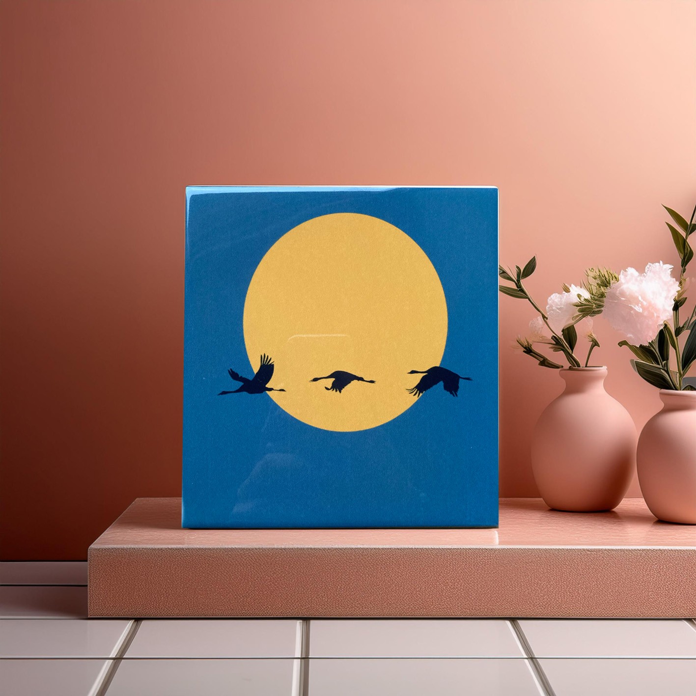 Zon en vliegende ganzen keramiektegel – Decoratieve tegel met serene natuurillustratie