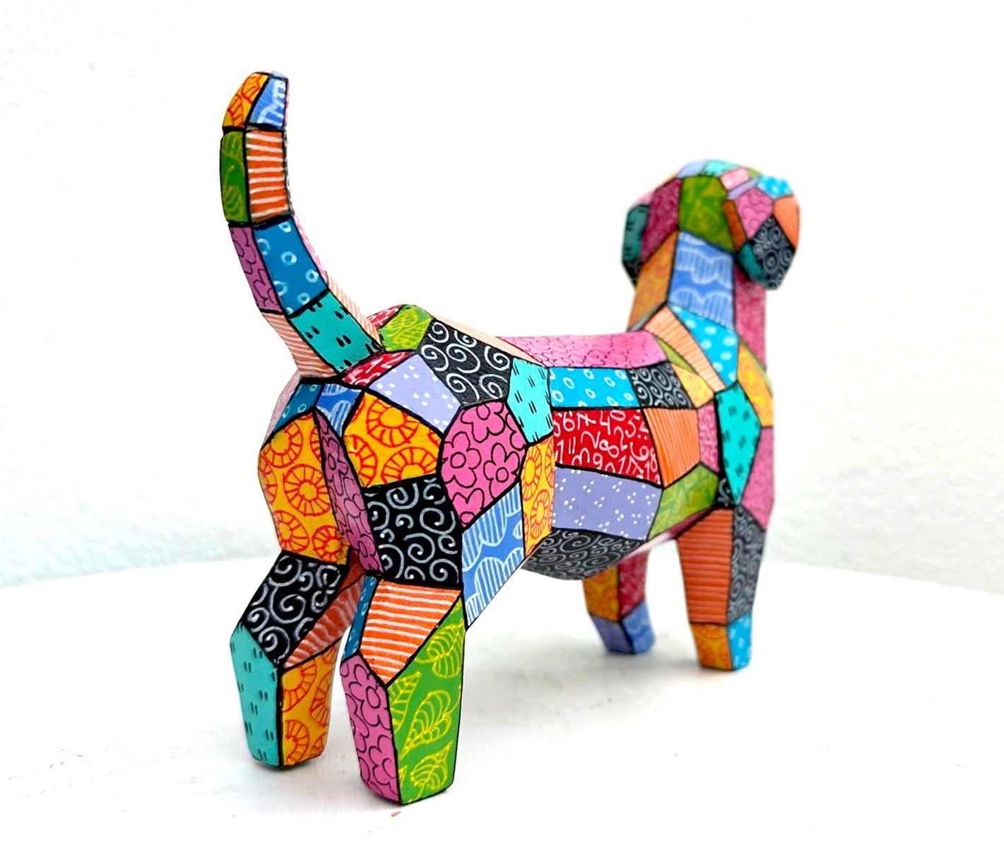 Kleurrijke Origami Teckel – Uniek handgeschilderd duurzaam kunstobject