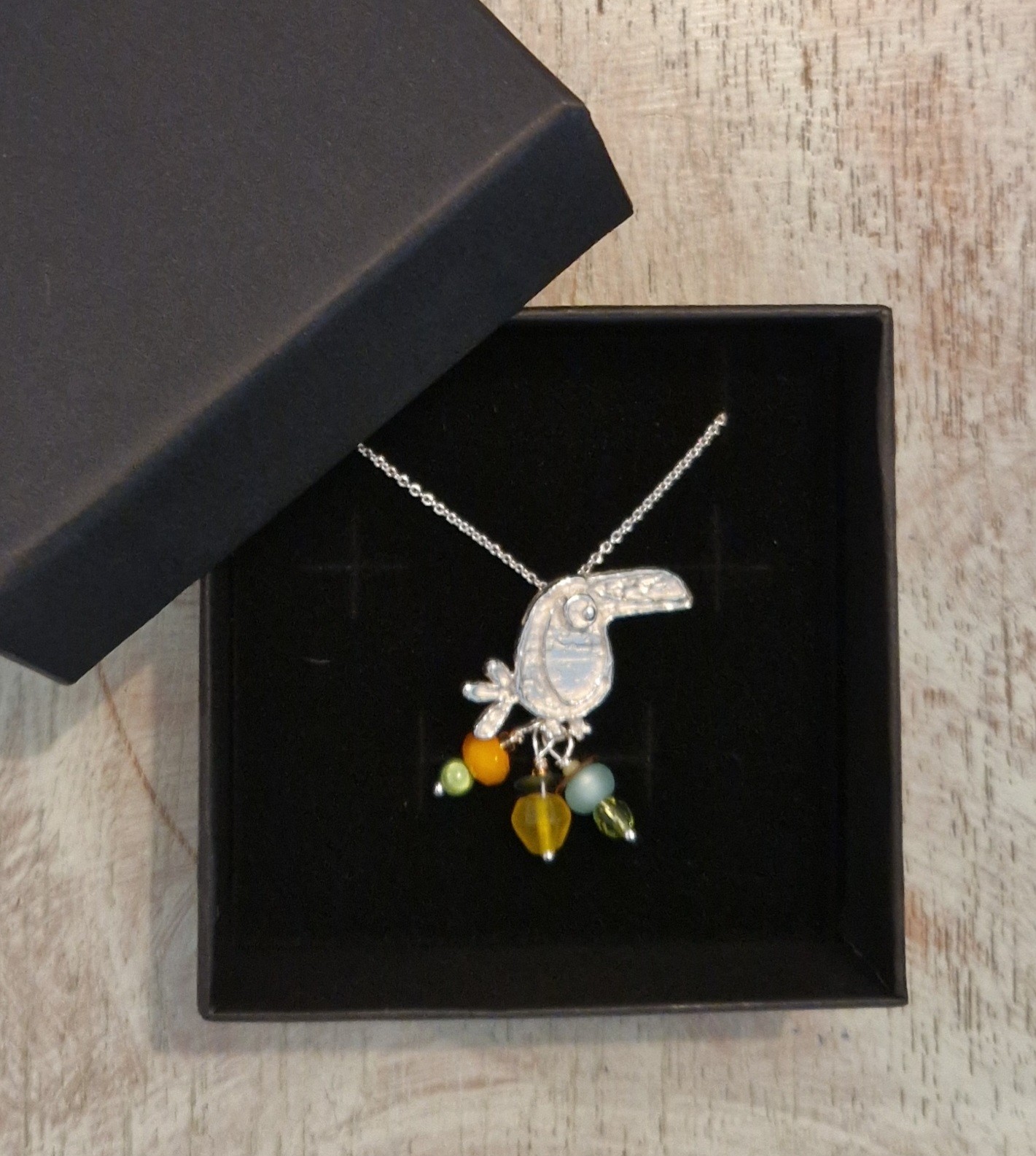 Unieke zilveren hanger toekan Noukie met vrolijke kraaltjes - 66931.jpeg Unieke zilveren hanger toekan Noukie met vrolijke kraaltjes