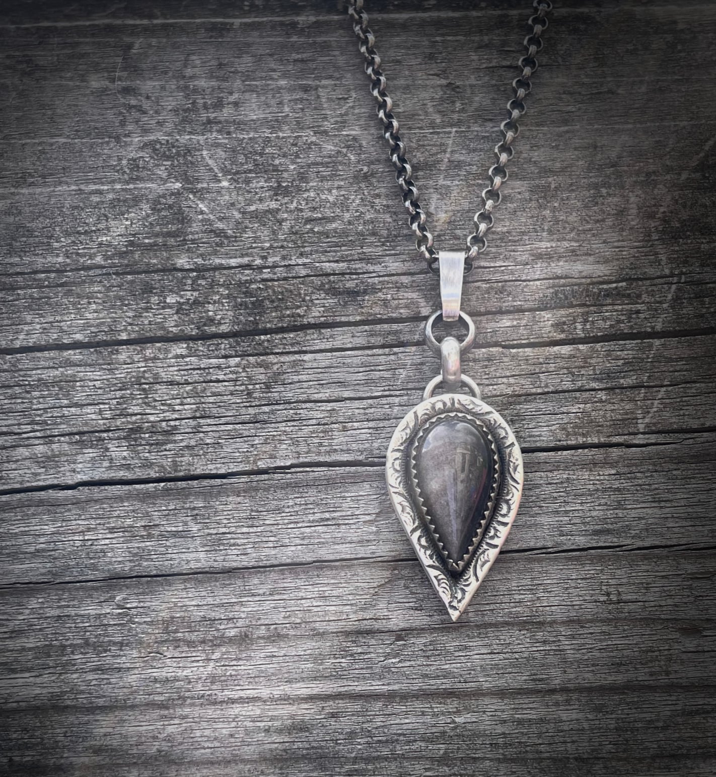 Handgemaakte zilveren hanger met peervormige obsidiaan – Nikkelvrij