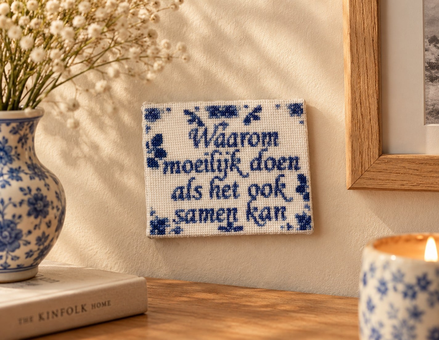 Geborduurd delfts blauw tegeltje: Waarom moeilijk doen als het ook samen kan
