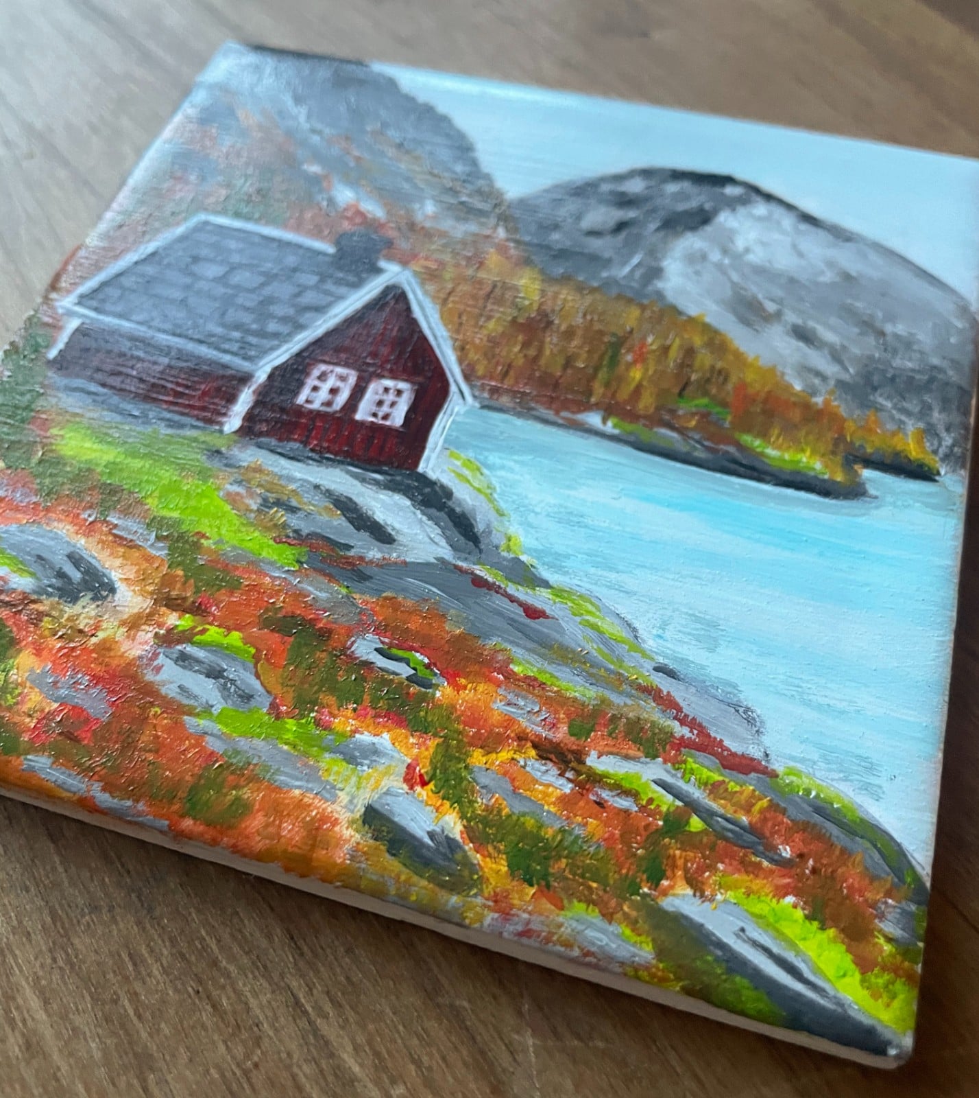 Handgeschilderd tegeltje – Het rode huisje| 10 × 10 cm - 152744 Handgeschilderd tegeltje – Het rode huisje| 10 × 10 cm