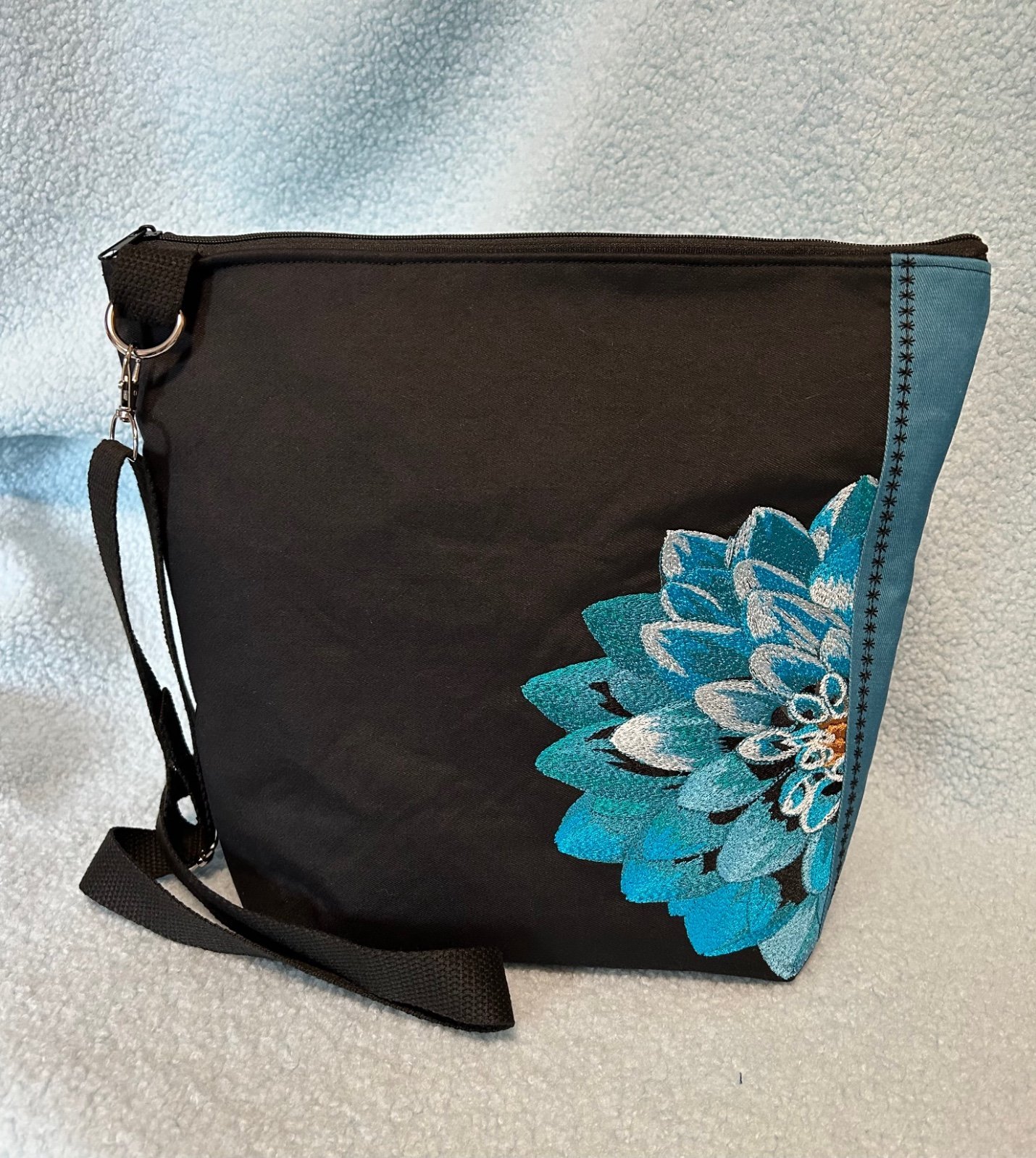 Zwarte schoudertas met geborduurde aqua bloem - 57886.jpeg Zwarte schoudertas met geborduurde aqua bloem