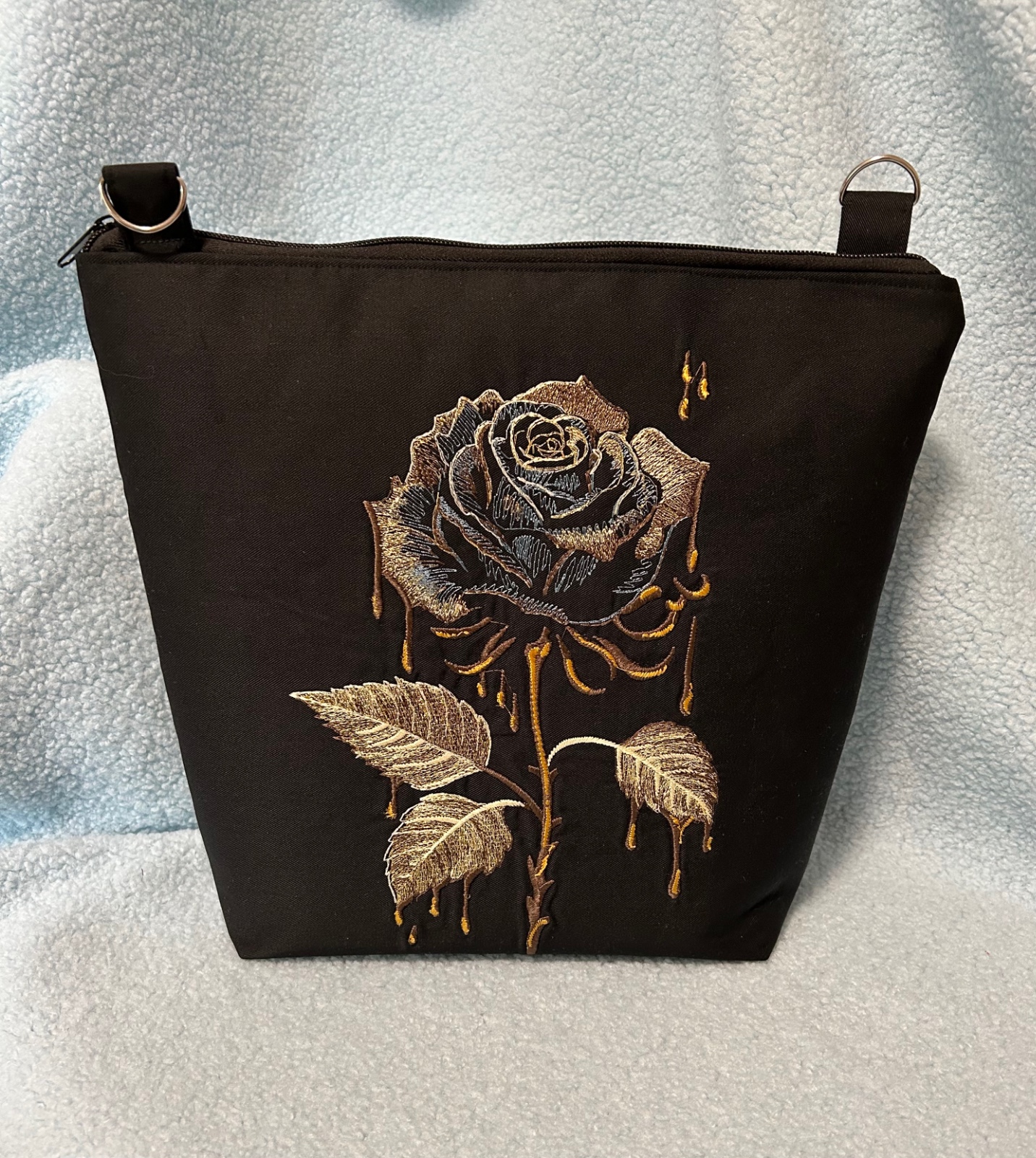 Zwarte tas met geborduurde goudkleurige  roos