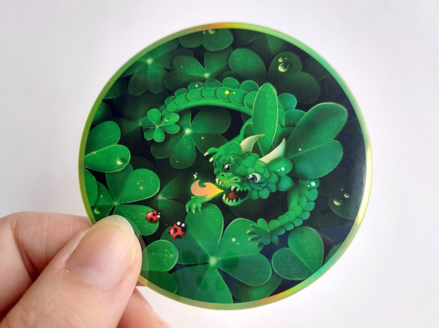 Klaverdraak sticker holografisch  8x8 cm (3x3 inch)