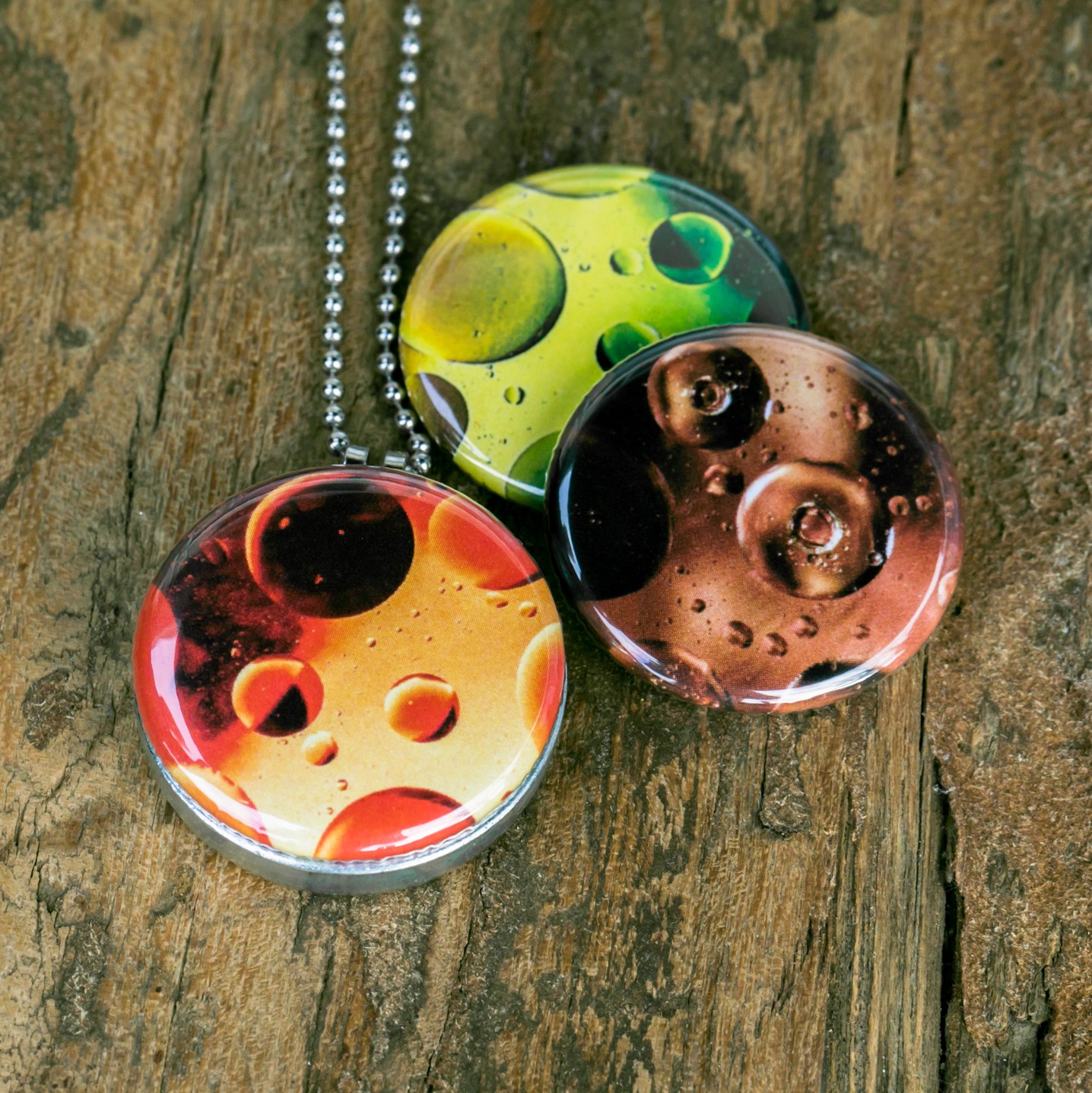 Fotomedaillon ketting/medaillon ketting met close up van olie bellen, in oranje,bruin en groen gele tinten. Roest vrij stalen ketting,rvs medaillon,roestvrij staal medaillon. Voor het dicht bij je dragen van je favoriete foto.