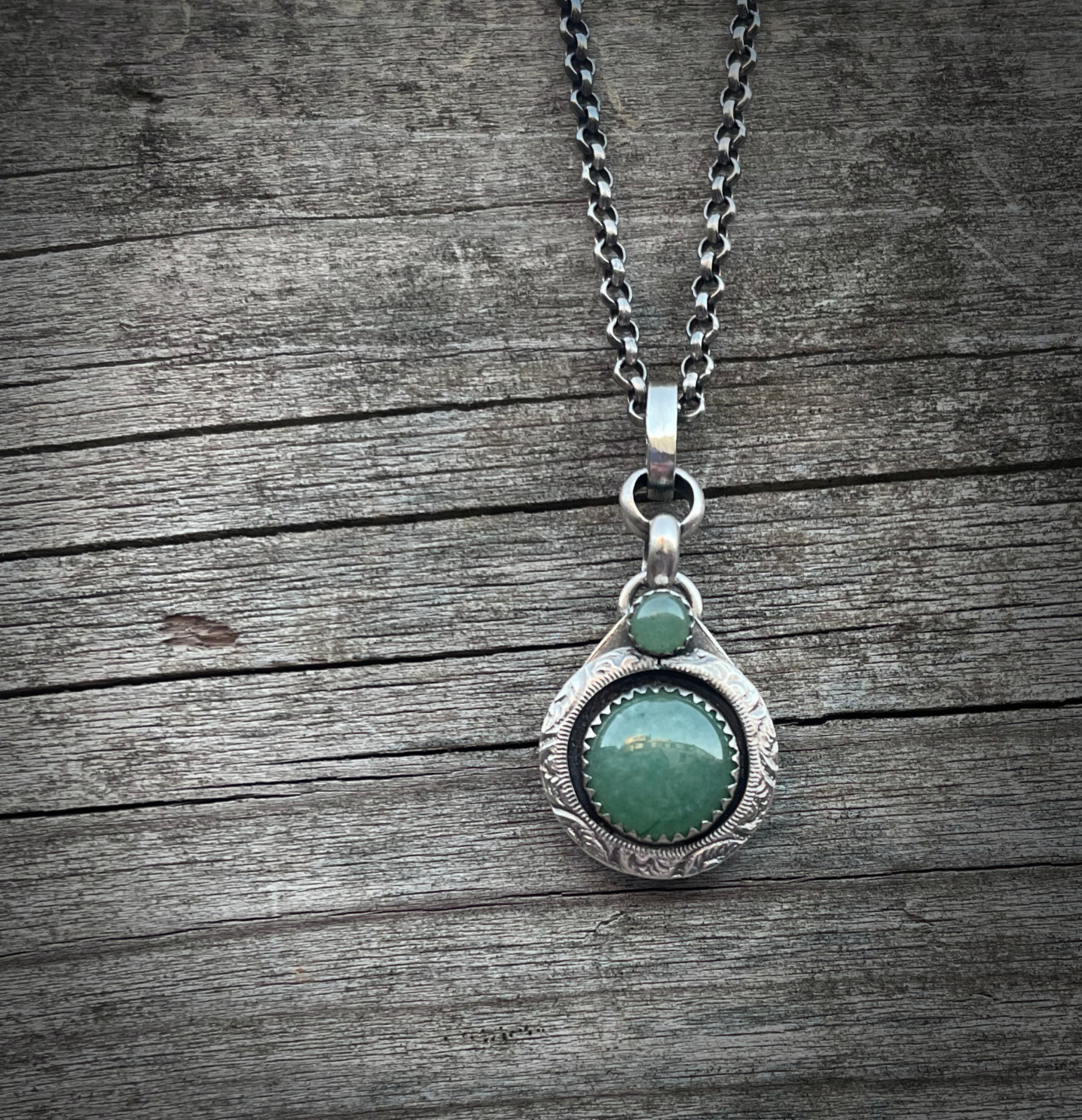 Unieke zilveren hanger met groene aventurijn – handgemaakt sieraad met dubbele steen