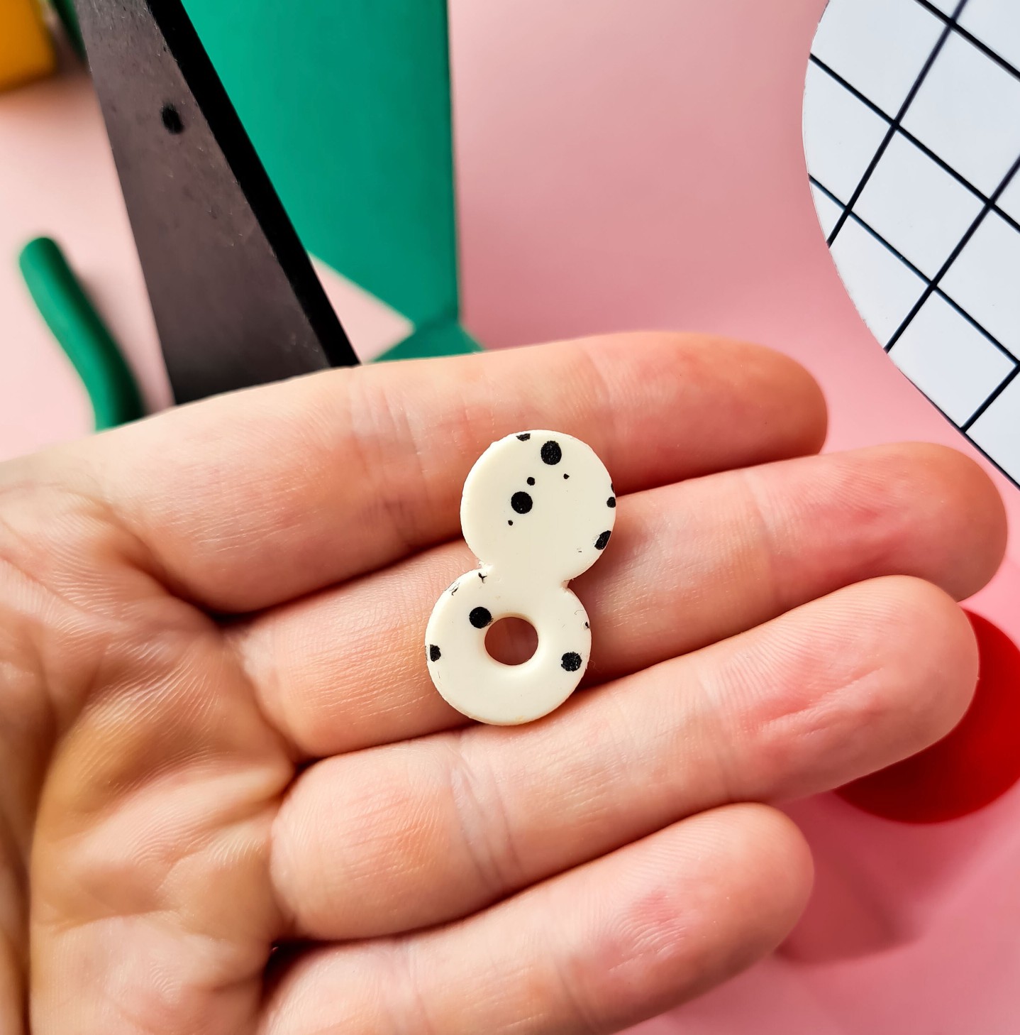 white with black dots handmade polymer clay earrings. Minimal, bauhaus, art deco, geometric modern jewelry, spotted 90s stud - 71649.jpeg Handgemaakte witte gezeefdrukte oorbellen met zwarte vlekjes, beschikbaar in 2 formaten. Lichtgewicht, dopamine statement Memphis Polymeerklei oorbellen