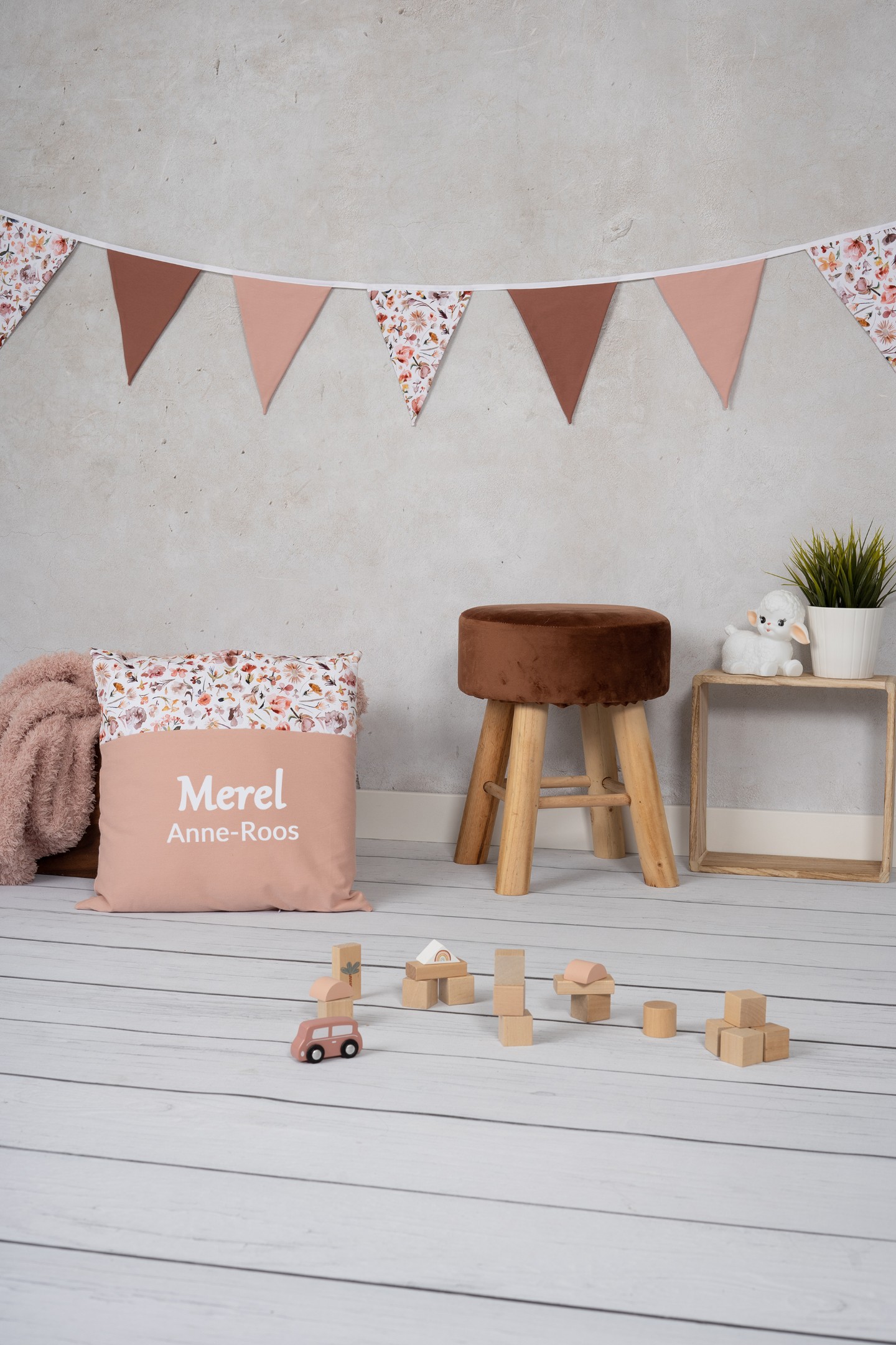 Gepersonaliseerd kussen Autumn Flower Field | Meisje / Roze / Bloemen / Pastel kleur sierkussen met naam en/of geboortedatum (optioneel)