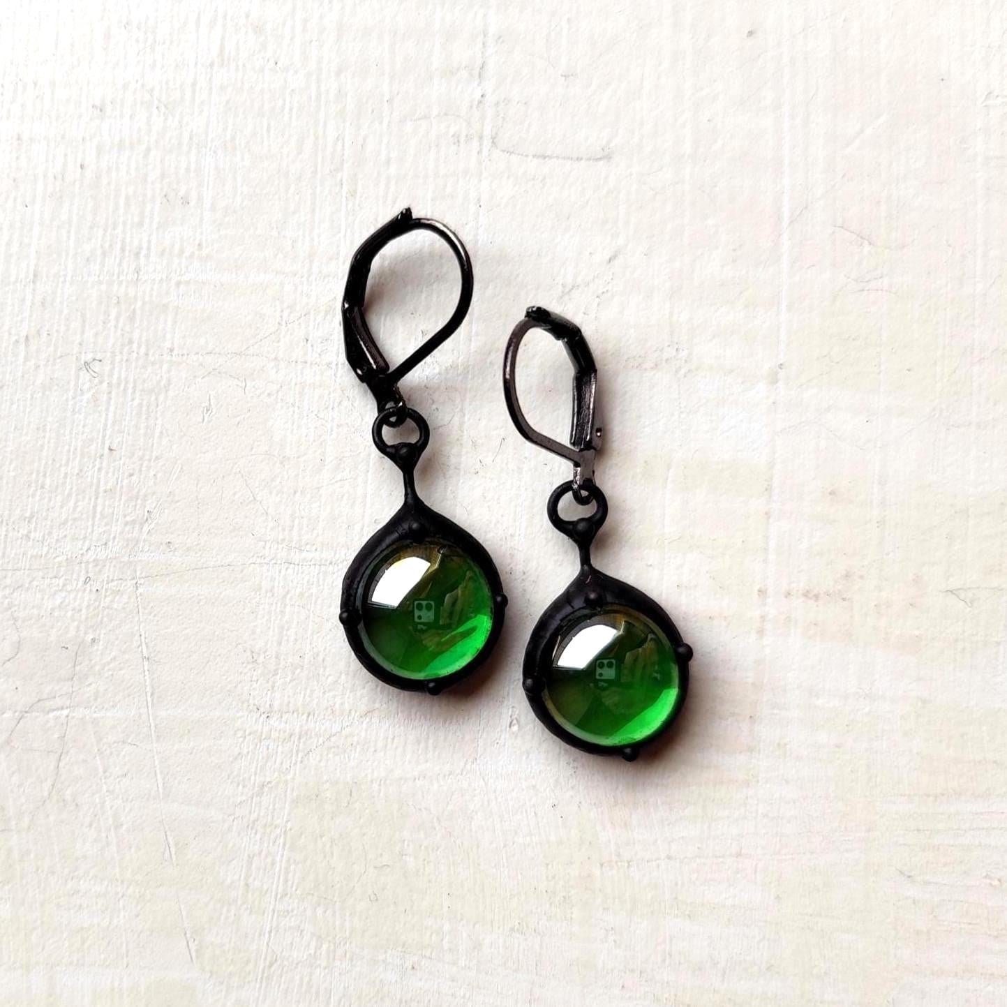 Handgemaakte oorbellen met groen glas en zwart gepatineerd koper - 142707 Handgemaakte oorbellen met groen glas en zwart gepatineerd koper