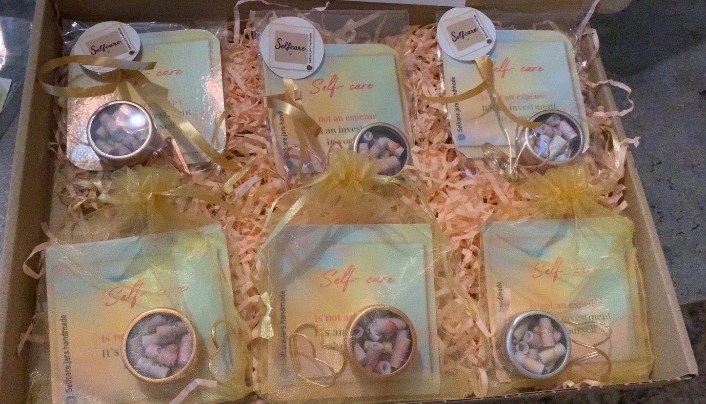 Uitdeel box   6 mini selfcare mini jars