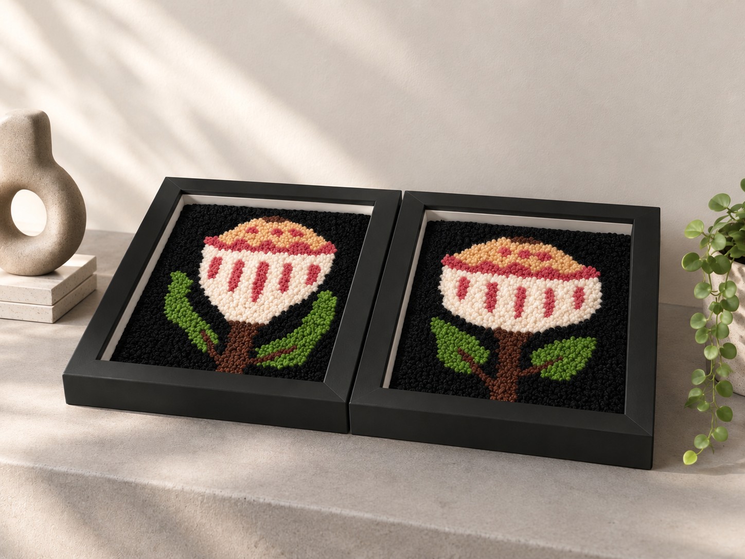 Tufted Protea Bloem – Handgemaakte Wollen Textielkunst in Zwart Fra… - 149345 Tufted Protea Bloem – Handgemaakte Wollen Textielkunst in Zwart Frame