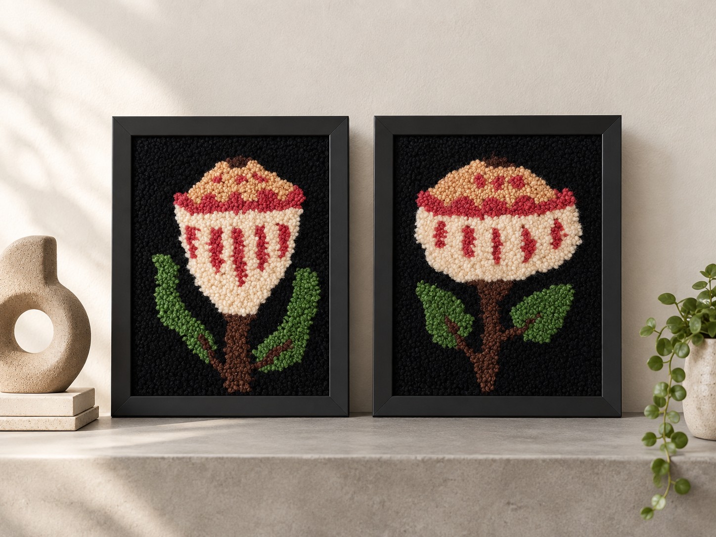 Tufted Protea Bloem – Handgemaakte Wollen Textielkunst in Zwart Fra… - 149346 Tufted Protea Bloem – Handgemaakte Wollen Textielkunst in Zwart Frame