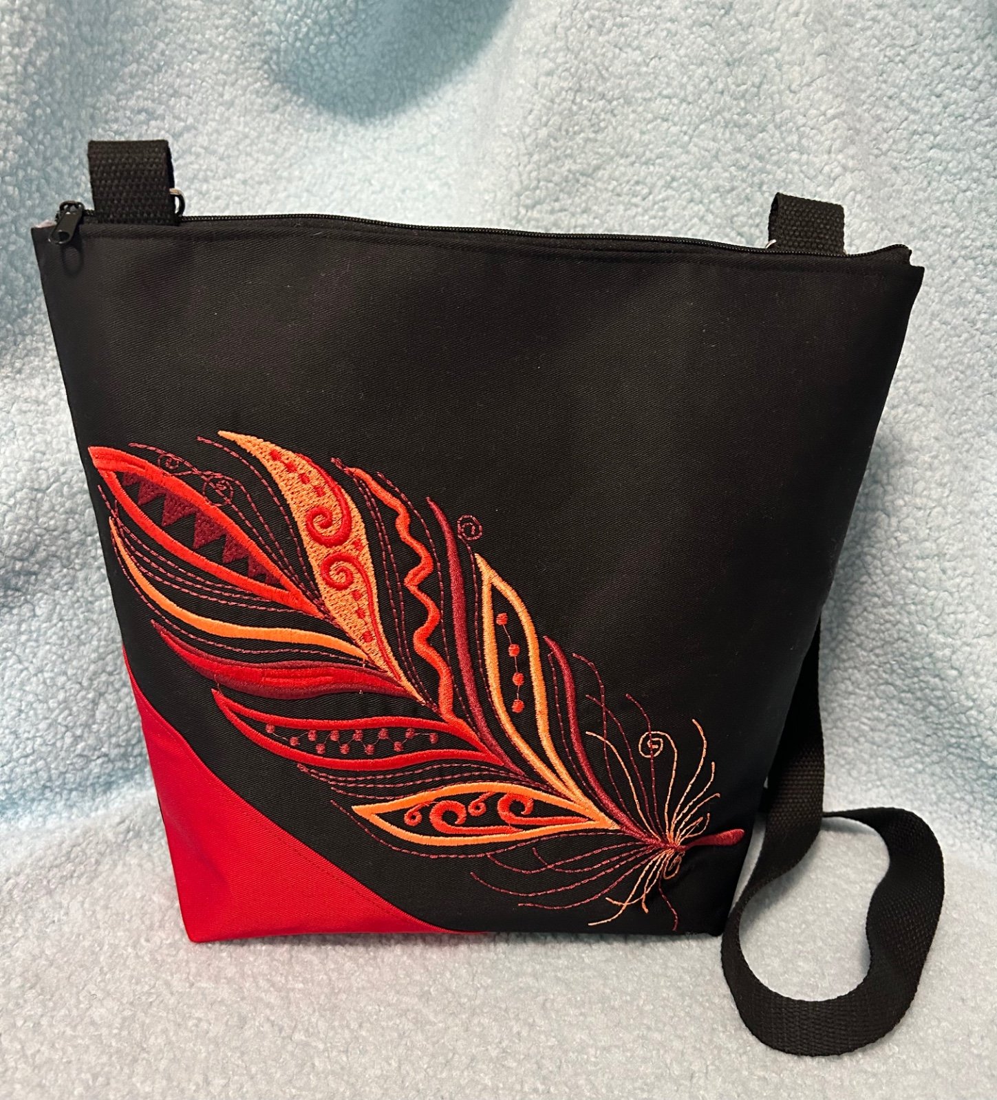 zwart / rode schoudertas met geborduurde veer - 57932.jpeg zwart / rode schoudertas met geborduurde veer