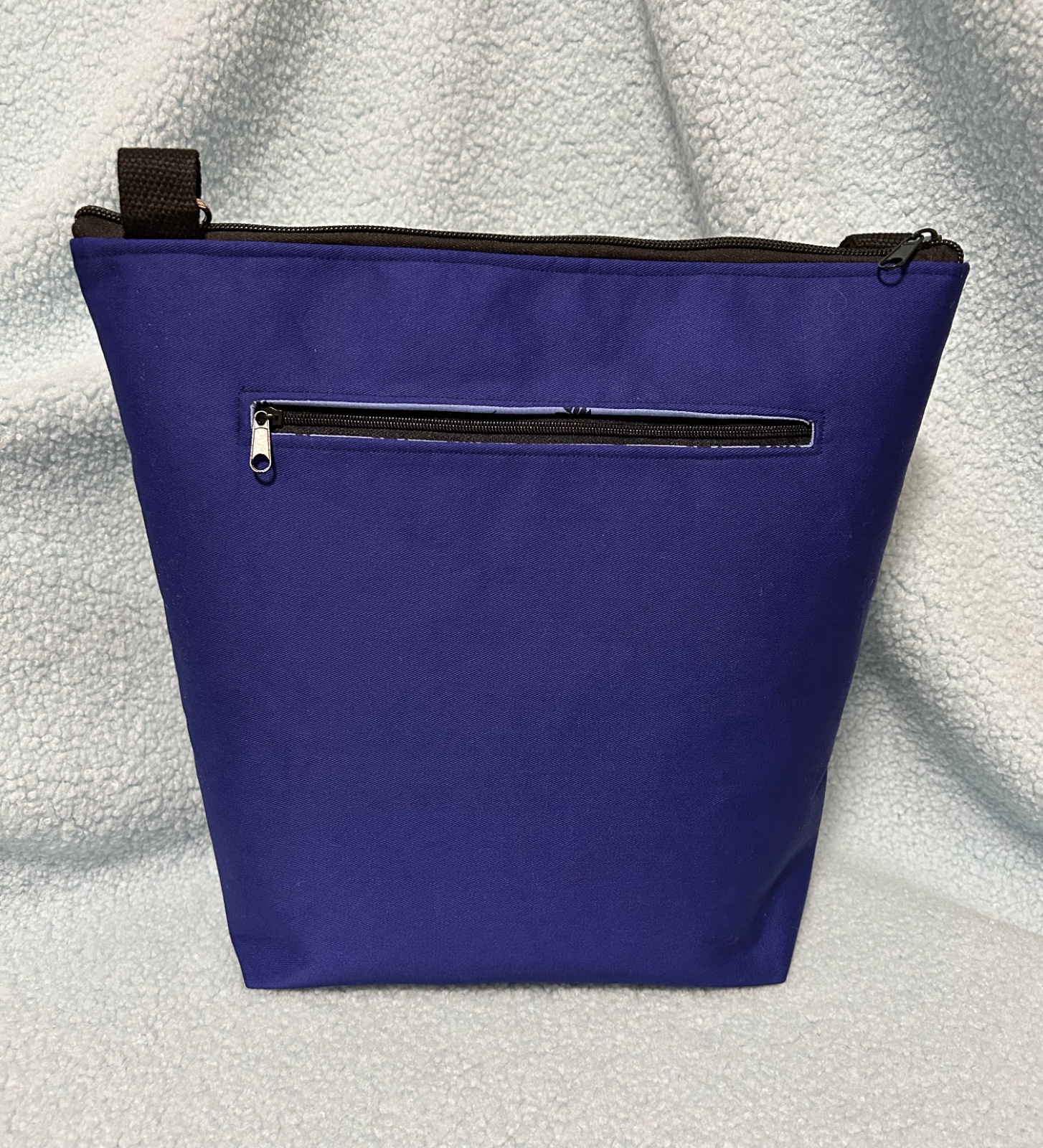 Kobalt/zwarte schoudertas geborduurd met een vogel