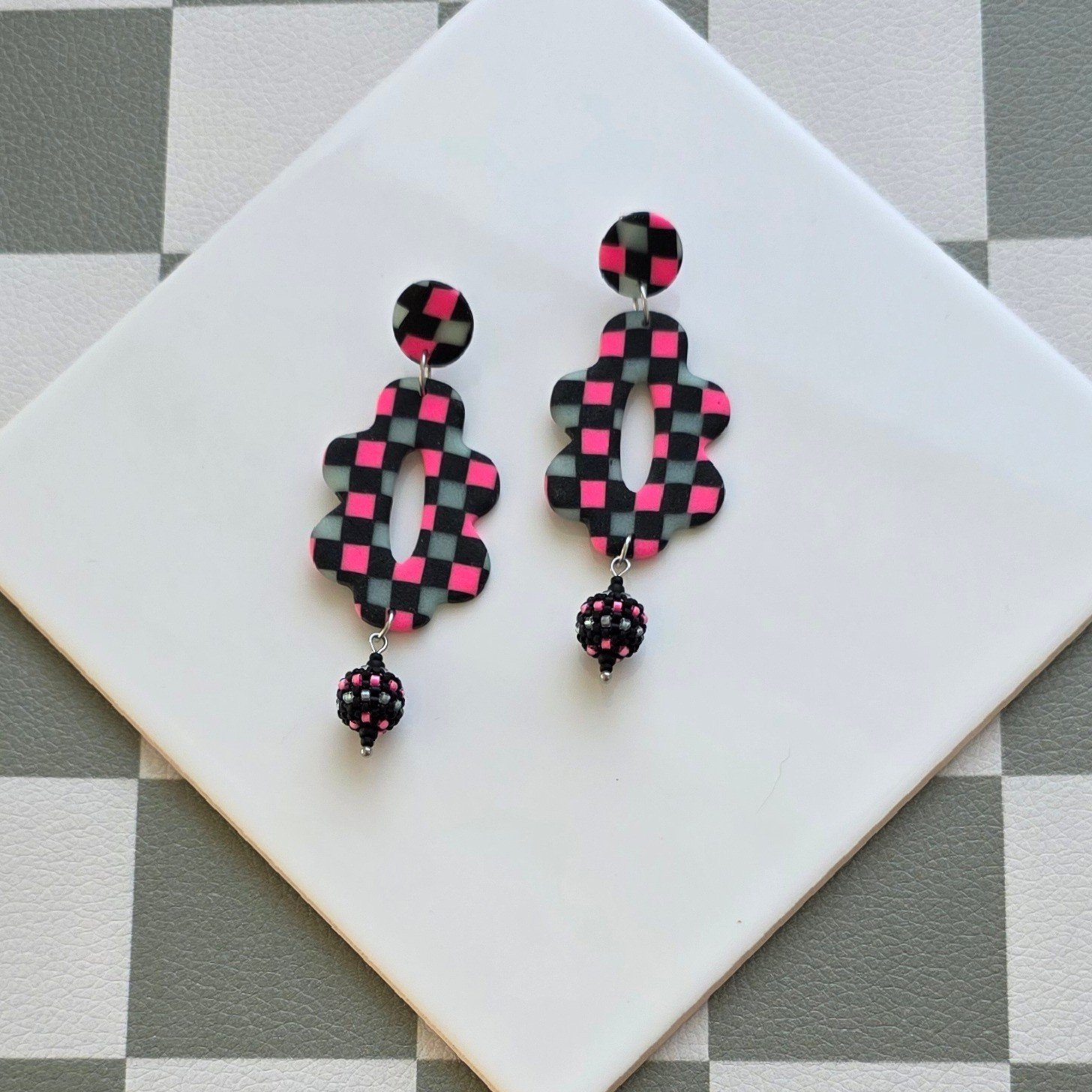 Handgemaakte zwart, neon roze, mint oorbellen van polymeerklei en kra… - 101493 Handgemaakte zwart, neon roze, mint oorbellen van polymeerklei en kralen | Retro bloem