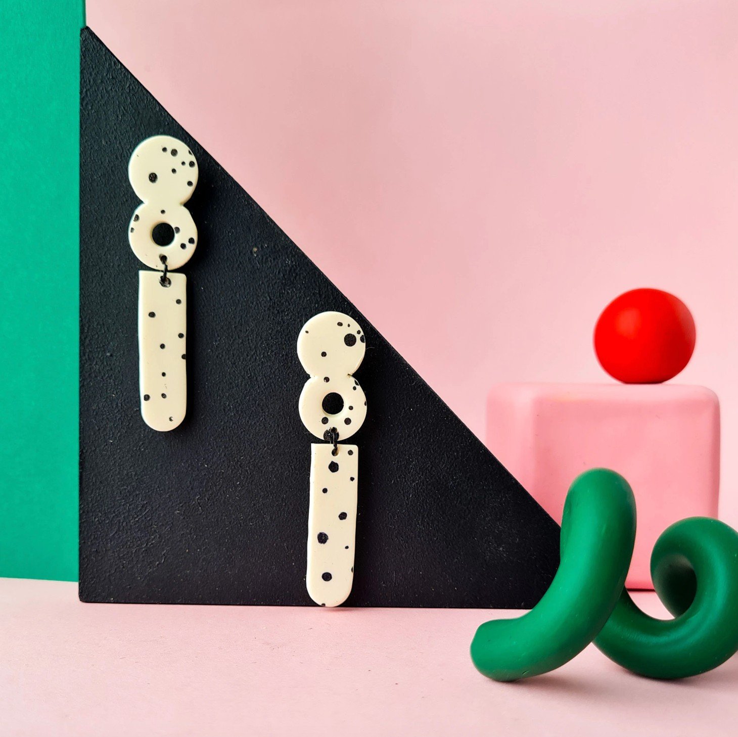 white with black dots handmade polymer clay earrings. Minimal, bauhaus, art deco, geometric modern jewelry, spotted 90s stud - 71648.jpeg Handgemaakte witte gezeefdrukte oorbellen met zwarte vlekjes, beschikbaar in 2 formaten. Lichtgewicht, dopamine statement Memphis Polymeerklei oorbellen