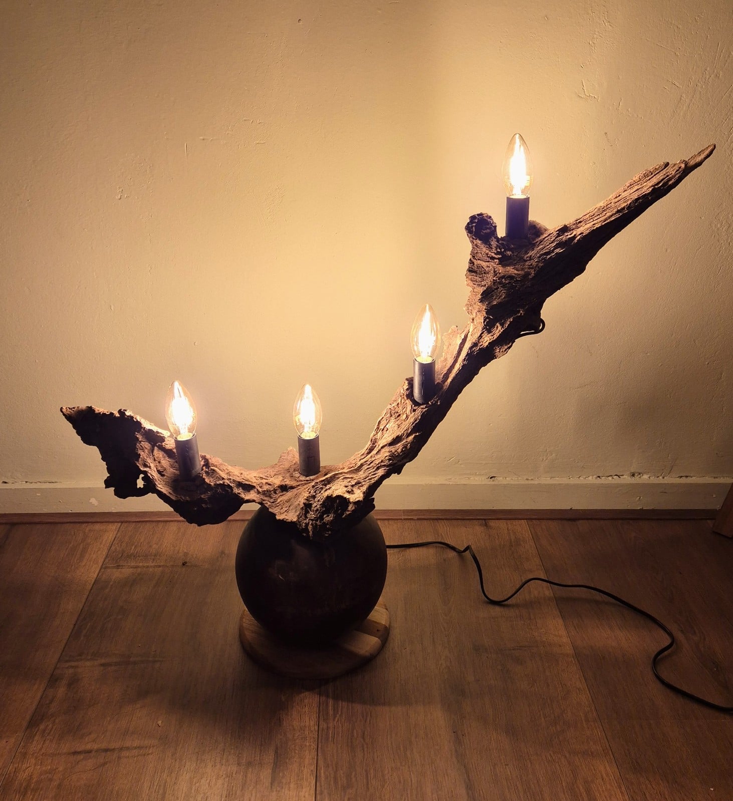 Rustieke lamp op een houten bol