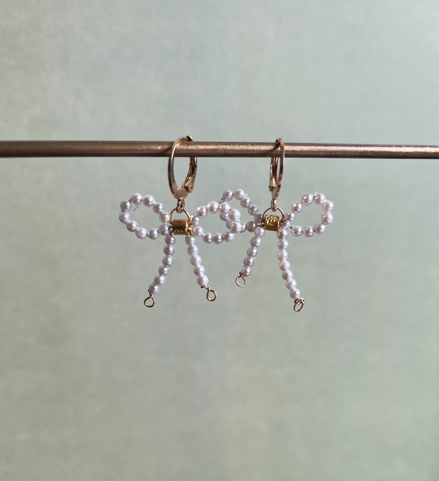 Vergulde oorbellen met strikjes - 59905.jpeg Vergulde oorbellen met strikjes