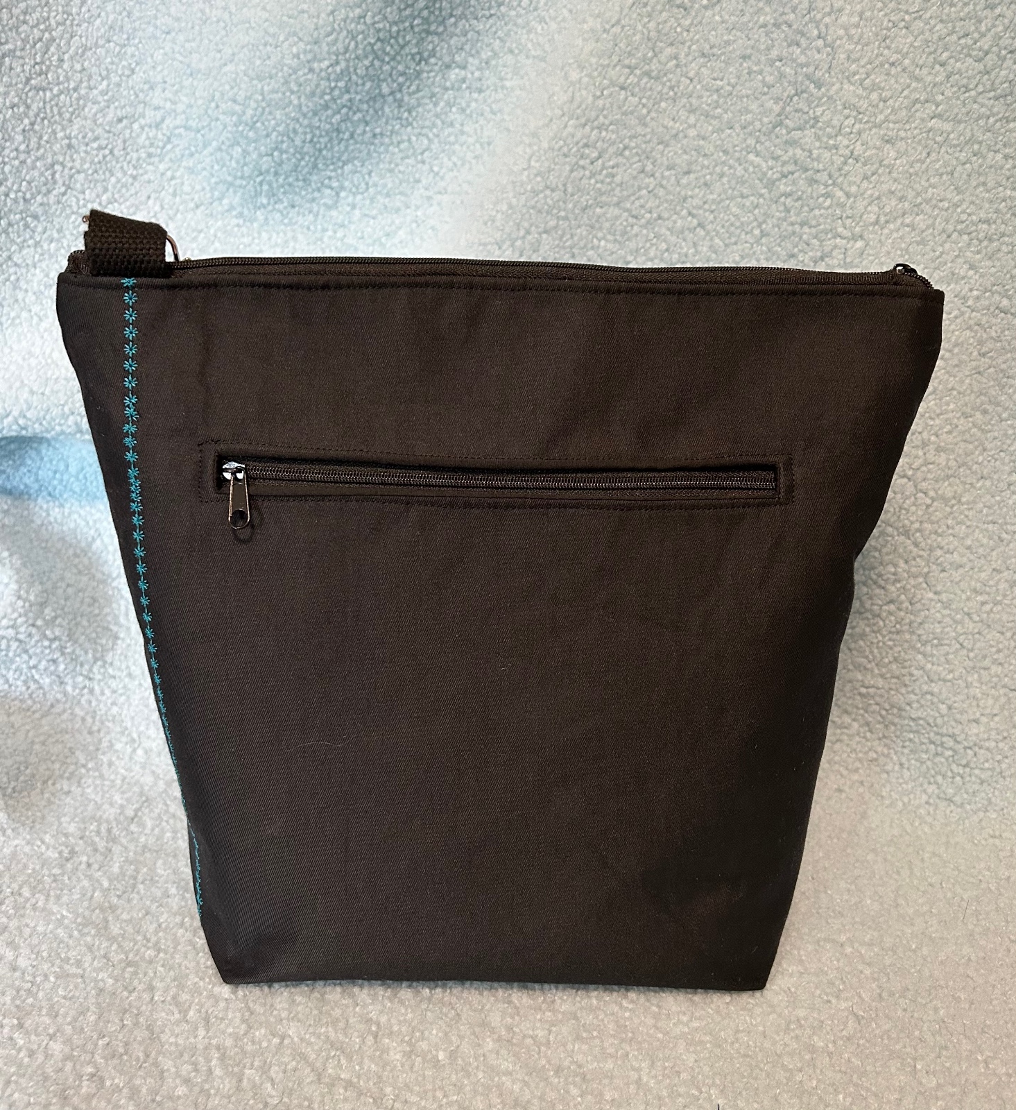 Zwarte schoudertas met geborduurde aqua bloem - 57885.jpeg Zwarte schoudertas met geborduurde aqua bloem