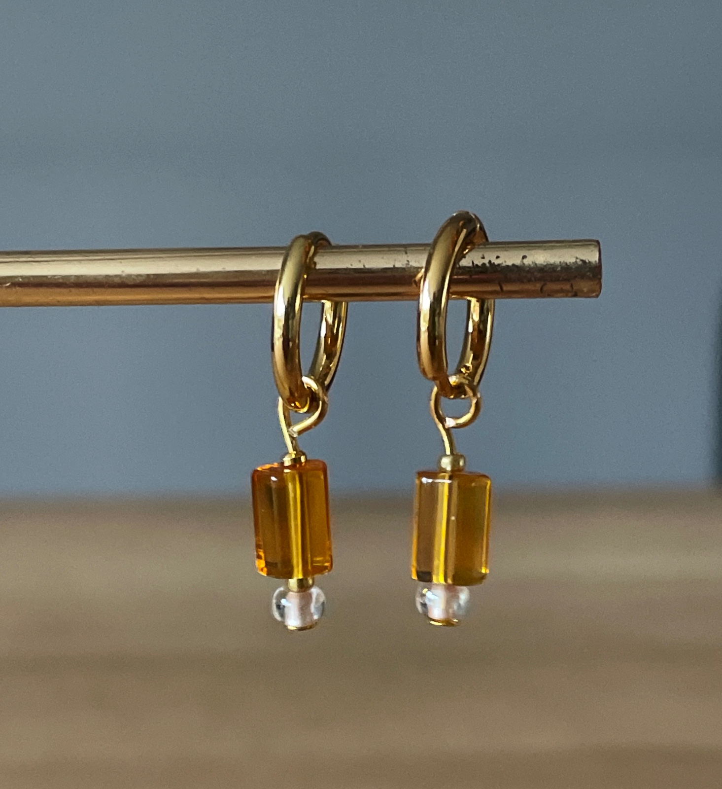 Vergulde rvs oorbellen met oranje hexagon kraal