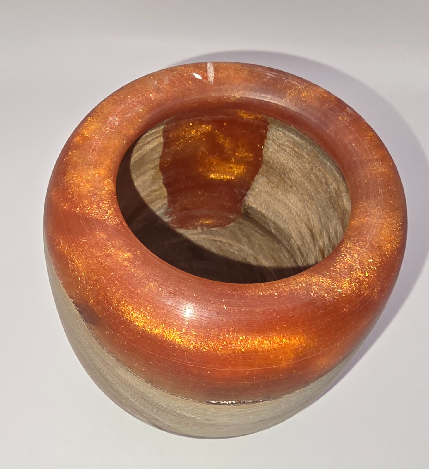 Vaas gemaakt van eikenhout en oranje/goudkleurig epoxy
