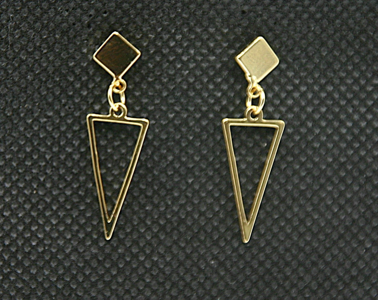 Suspended Triangle : gouden driehoek oorbellen - 72183 Suspended Triangle : gouden driehoek oorbellen