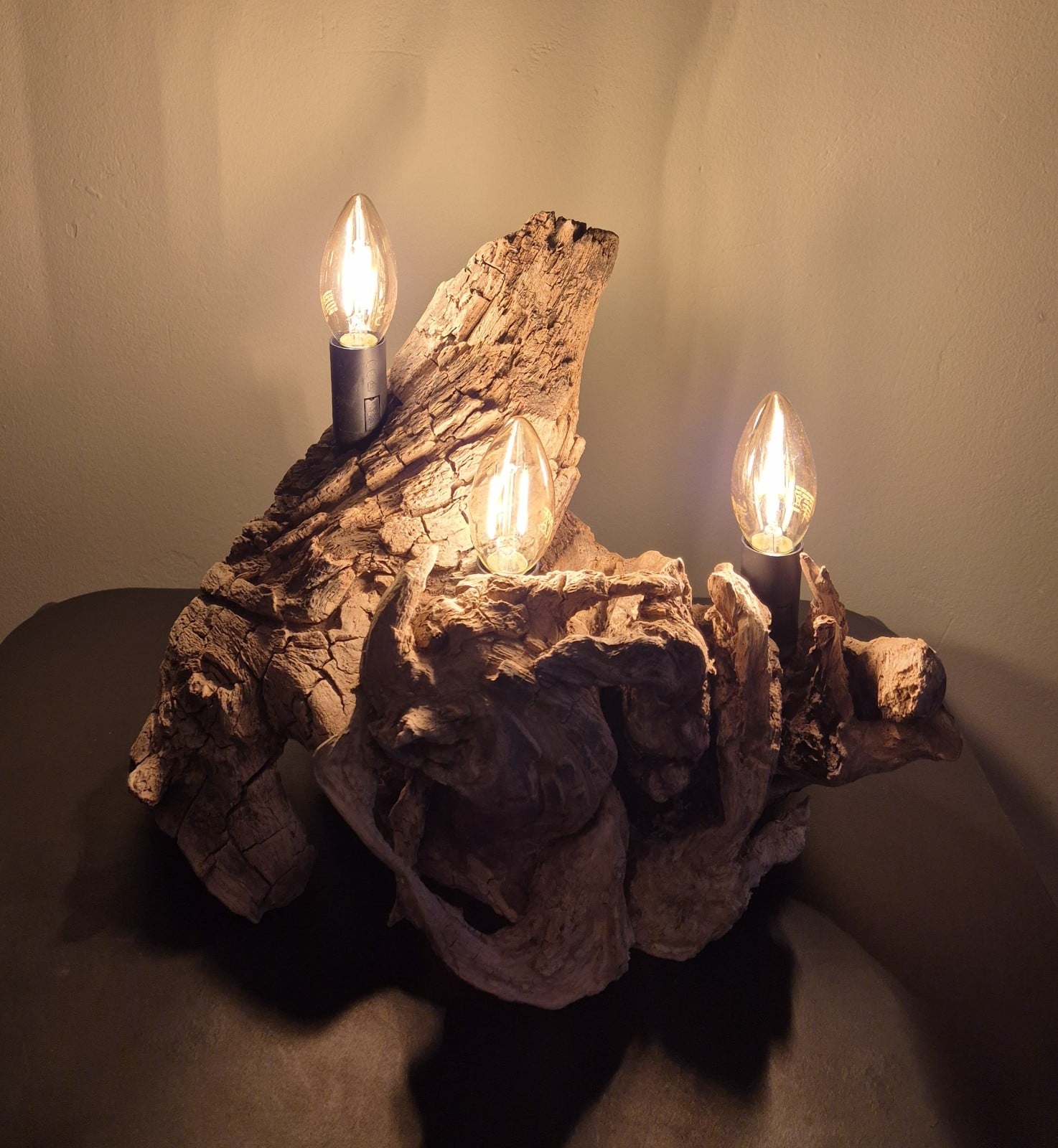 Rustieke lamp van een uniek stuk hout