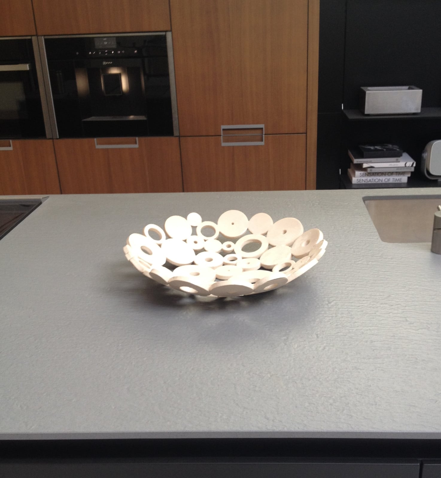 Handgemaakte schaal keramiek, gesigneerd en genummerd(Ø 40 cm) Nicol… - 109104 Handgemaakte schaal keramiek, gesigneerd en genummerd(Ø 40 cm) Nicolaas Maathuis (NIC-O)