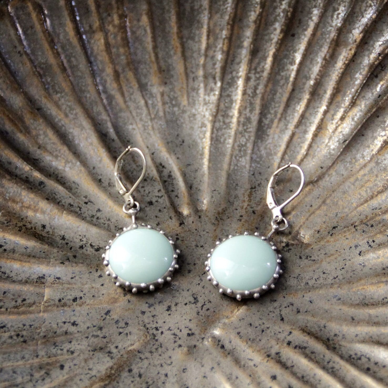 Handgemaakte druppeloorbellen met turquoise glas en zilverkleurig koper