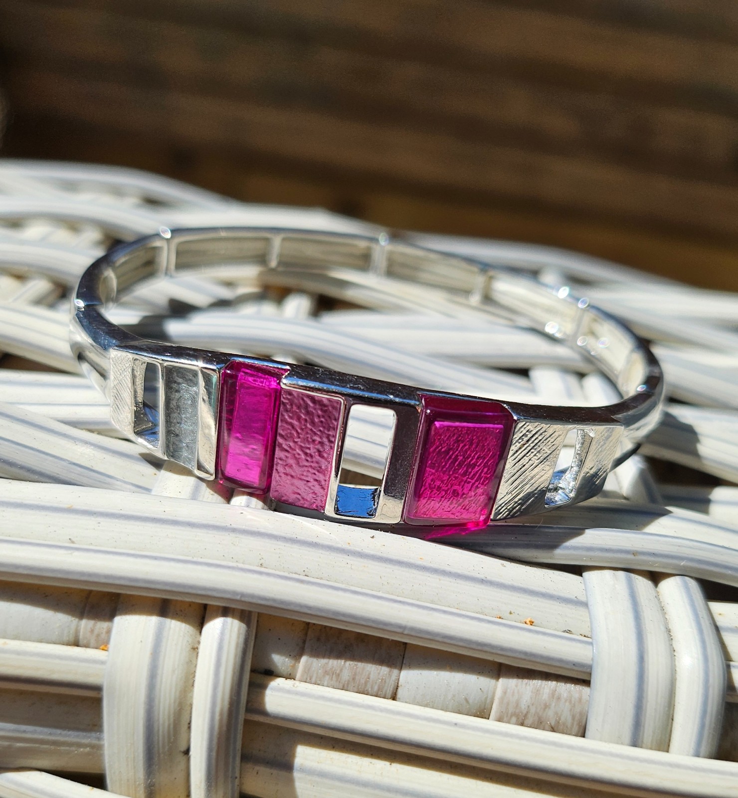 Zilverkleurige armband met roze details - 146619 Zilverkleurige armband met roze details
