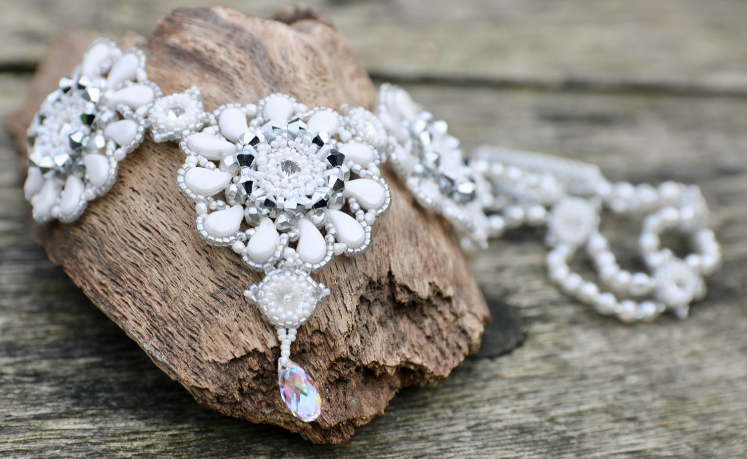 Handgemaakte statement ketting 'Poppy' Chalk en Pearl White met Swarovski kristallen en Miyuki kralen – Bruid & Gala