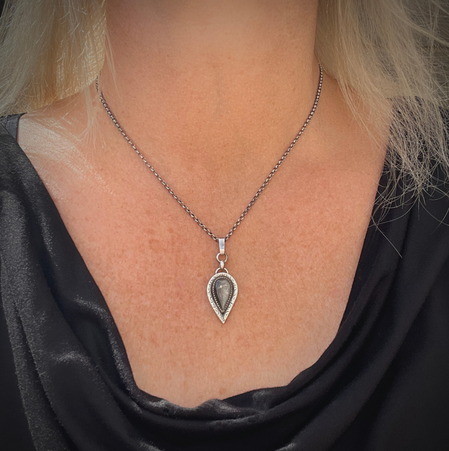 Handgemaakte zilveren hanger met peervormige obsidiaan – Nikkelvrij